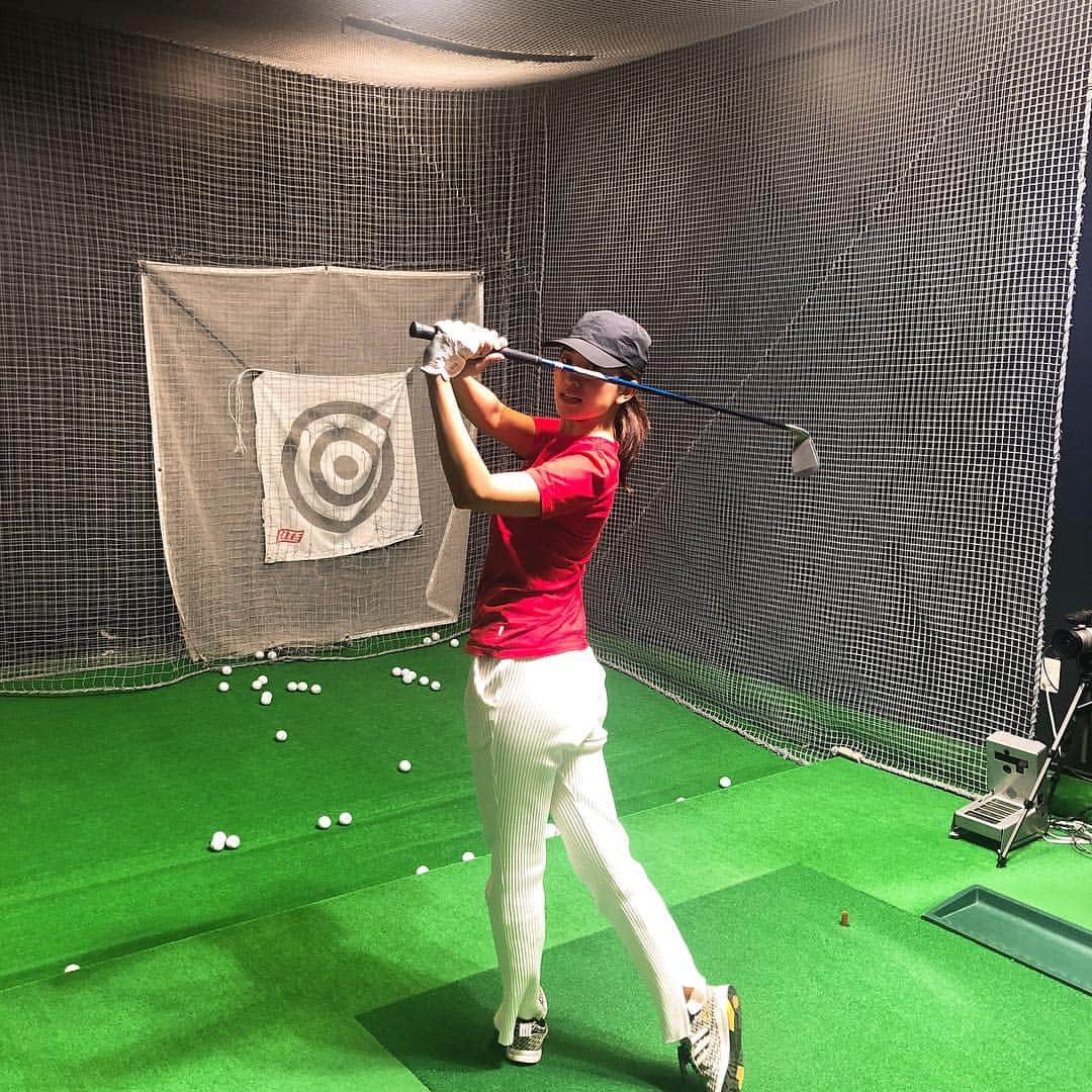 森下千里のインスタグラム：「1時間だけ来た❤️ . . Just 60min. . . #golf # lesson #練習 #雨の日 #仕事を抜け出し  #training #gym #ゴルフ #ゴルフ女子 #tee #tシャツ #赤 #タイガーウッズ 🐯」