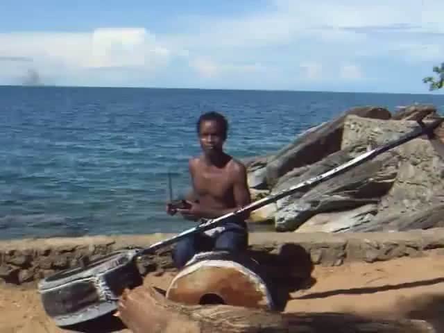 Chay Suedeのインスタグラム：「❤️🔥 #Repost @dusttodigital ・・・ Malawian musician Gasper Nali playing his homemade instrument, the Babatoni.」