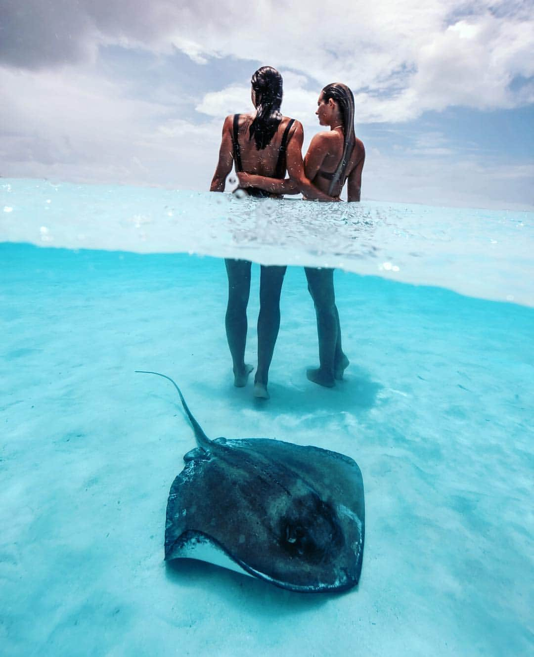 Elena Kalisのインスタグラム：「Sun, Rain and Stingray 💦 @_bahamasgirl_  @giuliacalcaterra」