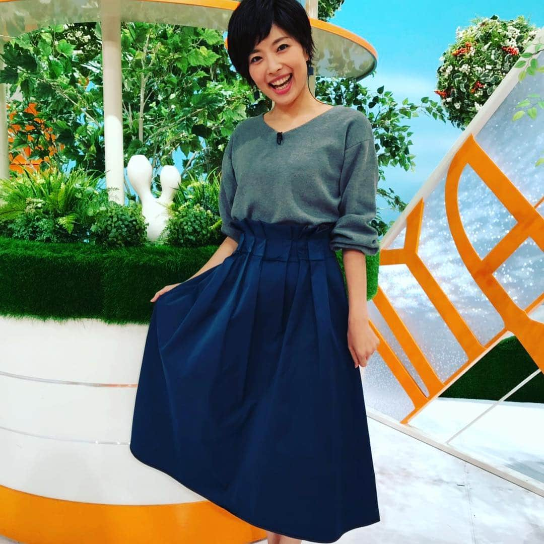 林マオさんのインスタグラム写真 - (林マオInstagram)「本日のミヤネ屋衣装です！  スカートのギャザーが 可愛くて、 シワになりにくい素材…最高😂✨ #nerine #ミヤネ屋衣装」9月26日 20時35分 - maohayashi_ytv