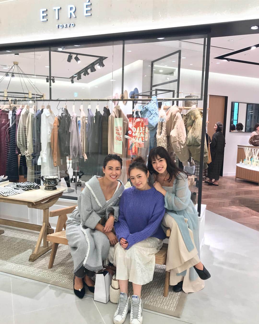 Keikooooooのインスタグラム：「ルクア大阪に  @etretokyo が本日9月26日 OPENすると 聞きつけて、逢いたい人欲しいものを チェックしに行ってきました✔︎ 悩んで悩んで、 ベージュのサイドスリットドレス、 スニーカー、香水までGETしました💛 ブラウンのニットワンピースも可愛いかったー🙌🙌💕 . 大好きな2人に囲まれて “砂丘とモロッコについて” “試着室に二回入る私について” 大爆笑してる写真🤣🤣🤣 全部のせ。笑。 @junna  @yurima_ma  今日は、沢山逢いたい人に会えて シアワセな1日でした💘 ． #etretokyo @etretokyo #大阪ルクア #lukua #大阪 #ルクア大阪 #エトレトウキョウ #エトレ」