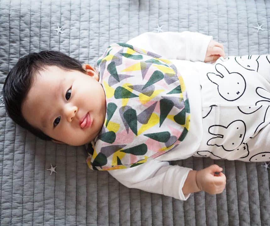 HALCALIさんのインスタグラム写真 - (HALCALIInstagram)「むすめの秋冬のお洋服達がスウェーデンから届いた♡🇸🇪♡ @babyshop_com のセレクトしてるブランドは本当に可愛くって散財してしまうよ🙈⚡️サクランボ🍒にバナナ🍌私も着たいくらいタイプなのがいっぱい🎶頼んで1週間とかで届くのも嬉しい！日本語サイトもできてお買い物しやすくなったよ👌🏻生後3か月のむすめはいっぱい笑顔を見せてくれるので日々愛おしさ増し増し😍ペロっと舌を出してることが多くなった👅 #babyshop #babyshop_com #bobochoses #tinycottons #wolfandrita #bangbangcopenhagen #tobiasandthebear #ベイビーショップ #6月生まれベビー #こどもふく #生後3か月 #2018AW #tatbxmiffy」9月26日 21時33分 - yucali_halcali