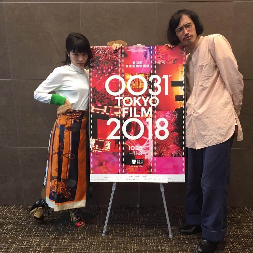 岸井ゆきのさんのインスタグラム写真 - (岸井ゆきのInstagram)「改めまして 角田光代さん原作 今泉力哉監督作品 私が主人公テルコを演じた『愛がなんだ』が 東京国際映画祭コンペティション部門に選出されました。 昨日は虎ノ門ヒルズで会見でした。 うれしいねえ。。本当にうれしいです。 東京国際映画祭は今まで三度、スプラッシュ部門で登壇しました。その都度、こんなに嬉しいことはないなーと思いながら。 スプラッシュの時も今回も、 わたしの願いはただただ映画を観てもらいたいという気持ちです！ コンペとなればより沢山の方々に見てもらえると思うとほんとうに嬉しいです。 ただ映画が好きです。こんなに素敵な作品ができました！と 皆さんどうかやっと生まれたこの作品を見てください！と、そう思って、います！ 10／25〜！ よろしくお願いします❣️❣️」9月26日 22時18分 - yukino_kishii