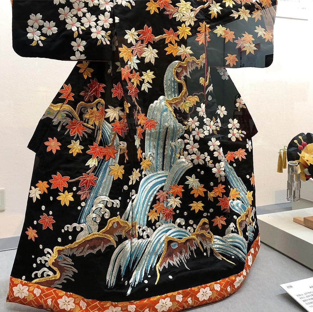 井嶋ナギさんのインスタグラム写真 - (井嶋ナギInstagram)「先週行った大阪文楽劇場。展示室では文楽人形の衣装展が開催中！傾城の俎板帯、仕掛け、兵庫髷の頭などなど、素晴らしかった。  #大阪旅行記 #大阪 #oosaka #japan  #文楽 #文楽劇場 #bunraku #着物 #kimono」9月26日 22時21分 - nagi_ijima