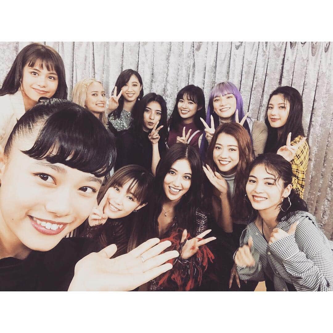 杉咲花のインスタグラム：「本日は映画パーフェクトワールドのイベントでした。 写真は主題歌を担当して下さっているE-girlsの皆さまと🌈 そして、3枚目はのんちゃんと(！) だいすきな人と仕事場で会ってしまいました。 一緒に同じ舞台に立てる日がくるとは。。！ 高校時代、２人で下校しながら私が出た作品の主題歌を のんちゃんたちができたらいいのにね、 なんて夢を語り合ったものでした。 それがなんと実現しちゃった。 とっても嬉しかったし、輝いてるのんちゃんの姿を 舞台袖で見守ることができて、なんだか誇らしかった。 素敵だったなぁ、のんちゃんも、E-girlsの皆さまも。 そして、めちゃくちゃかわいかった。！！ 今日は嬉しい一日でした。 パーフェクトワールド公開まで、あとわずか。 皆さま、是非楽しみにしていてくださいね。 ではでは、私は楽園の現場にもどります。 さあ頑張るぞー。東京またね。」