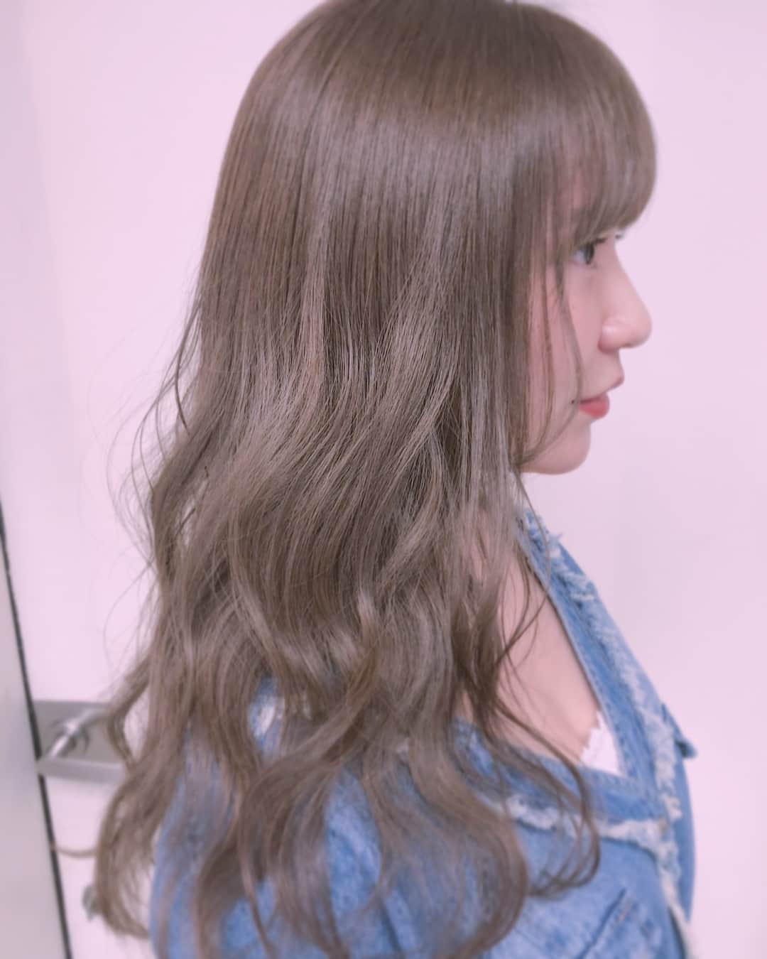 のインスタグラム：「髪も復活🍇 . . . カツラに慣れすぎて放置してたら じゅしに失笑されたので 速攻ももちゃんに連絡しました🤷🏻‍♀️🍑 . . いつも通り、 . いい感じにしてください。 赤み消してください。 可愛くしてください。 . の3つを伝えたところ← . いい感じに赤み消して可愛くしてくれました🙆🏻‍♀️←← . . 秋ぽくてかわいー♡ 流石ももちゃん 女の子を可愛くする天才です👼 . . . ザ、量産型女子の私は 顔もスタイルもほんとーに普通の女の子です。 だからこそ 頑張って女の子をエンジョイするのです🙋🏻‍♀️🎀 . . 見た目が普通なら、可愛くなる努力と、 心の可愛さを上げてくしかないっしょ😎⚡️ . だってにこにこ頑張ってる女の子って なんか可愛いもんね😤 . . 何事もhappyに、 私にしかない"可愛い"を 目指すのです🤟🏻 . . 😛😛😛😛 . . , #秋ヘアカラー#ヘアカラー#shimaaoyama#shima#🍑 #量産型女子#🤟🏻 #河西いいこと言った ←こーゆうとこ🤦🏻‍♀️ww」