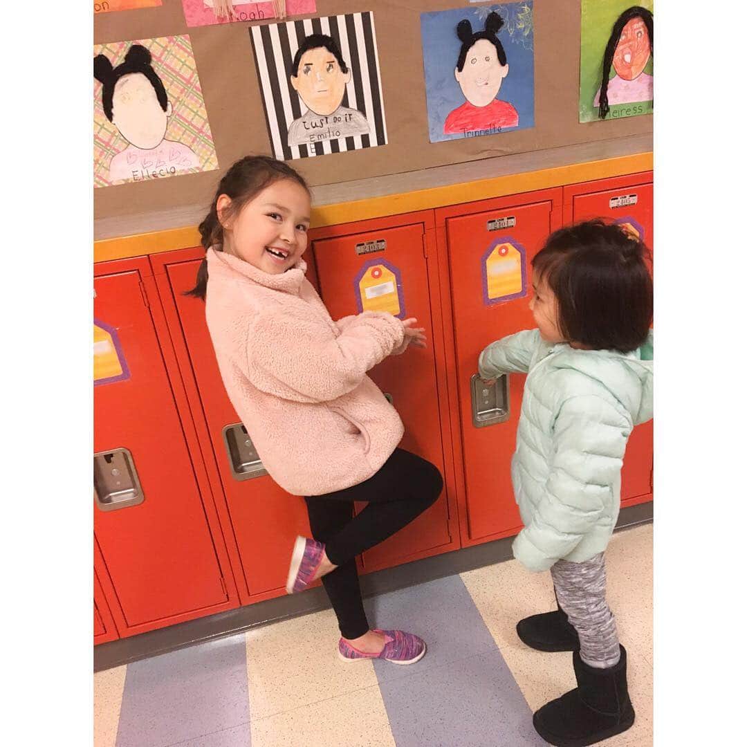 バイリンガル3兄妹のインスタグラム：「エマのクラスルームの見学に行って来たよ♡ ・ 1枚目 エマのロッカー♡ 自分1人のロッカーもらえて嬉しいみたい♡ ・ 2枚目 エマの教室の入り口♡ 担任の先生がそれぞれ自分の好きにデコレーションしてて、色んな個性的なドアが並んでたよ♡ ・ 3.4枚目 教室の中 机は4人でシェア。 テレビの前に集まって座るときは、 ラグの柄1個の四角に1人座る決まり。 ・ 5枚目 各教室に手洗い場、除菌シート、除菌ジェル完備！ ・ 手を拭くのはトイレとかによくあるこの紙ナフキンで、ハンカチを持ち歩く習慣はないみたい。 ・ 6枚目 時計。 時間の読み方お勉強中。 ・ 7枚目 部屋の奥まったところにあるリラックススペース。 ・ 怒っちゃったり、悲しくなった時はいつでもここに来て、本を読んだり風車などのちょっとしたおもちゃで遊んで心を落ち着かせていいんだって♡ ・ 8枚目 ロッカーずらり。 ・ 9枚目 エマの自画像…😂 ・ ・ このクラス見学日は 平日の夜5時半からだったんだけど ・ 見学の後にはピザとアイスも配られるという😂 さすが！🇺🇸 ・ 校内を見て回ってる間 何人かのお友達がエマを見つけて ・ 「エマー！」って駆け寄って来てくれてハグしてくれたりしてるのをみて、とっても安心しました。 ・ みんなと仲良くできてるみたい♡ よかったよかった♡ ・ ・ #えまち #7歳  #バイリンガル3兄妹」