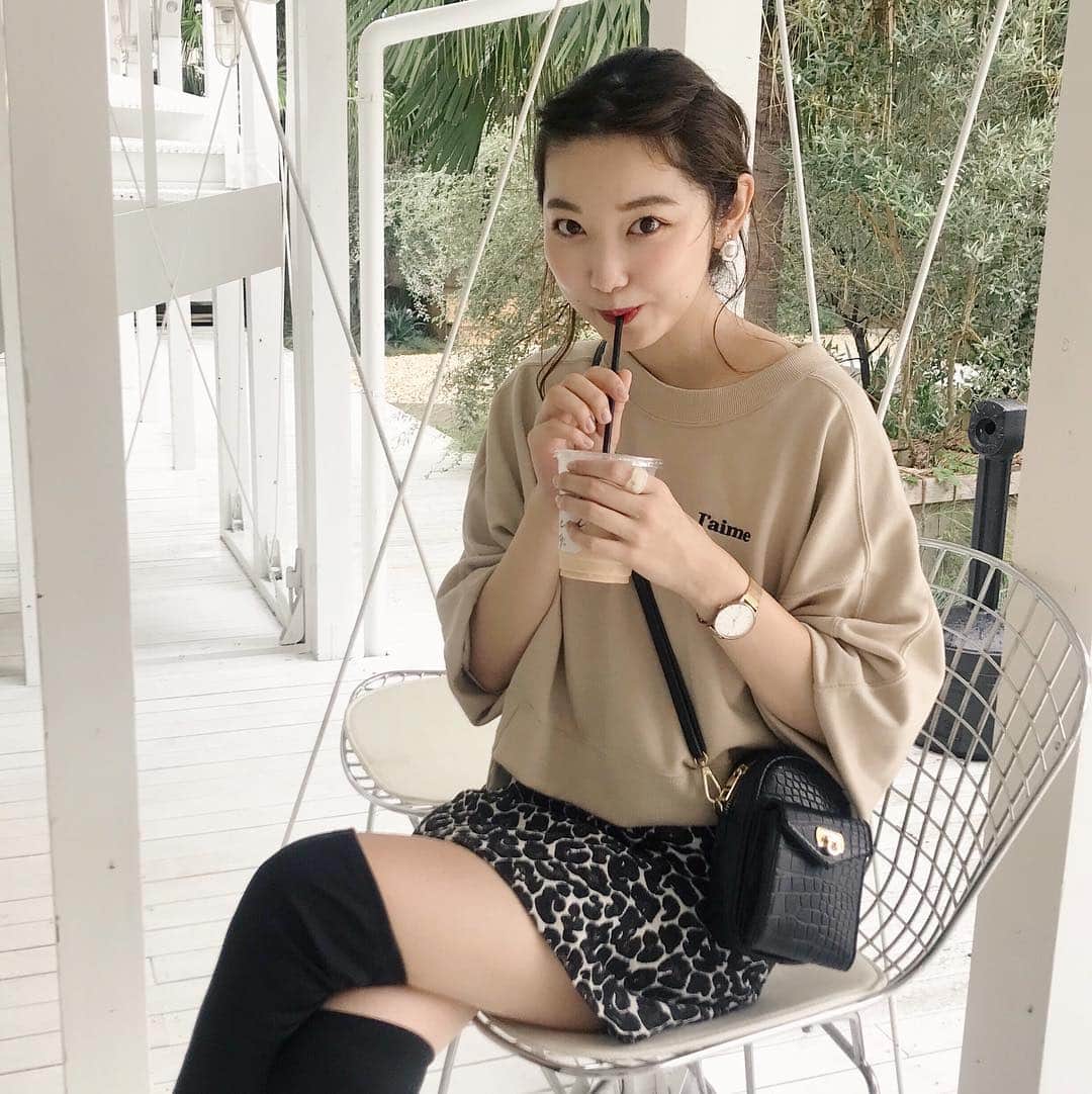 mina hinokuchiのインスタグラム：「. 本当にこのバック荷物沢山入るからお気に入り❣️ (携帯・充電器・ファンデ・リップ2本、ハンカチ入れてます！笑) この秋ヒョウ柄ばっかり着てる！🐆 . #whoswhochico #salonbychico #mina_chicode #salonbychico_yokohama #mina_カフェ #thebeachyokohama #横浜カフェ」