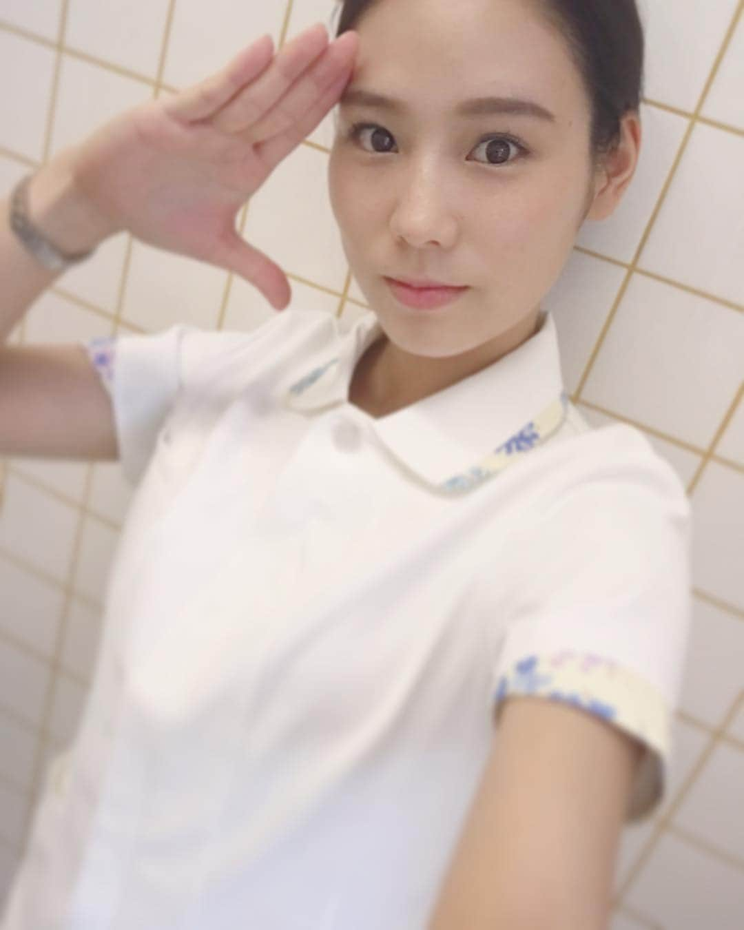 工藤采佳さんのインスタグラム写真 - (工藤采佳Instagram)「ドラマでナース役になりました👮🏻‍♀️ ドラマの現場に行くのは これが人生で初めてのことで、 ウキウキ、ドキドキ ワクワクが止まりませんでした！ 自撮りの感じがダサいけど笑 記念にインスタに上げとく〜✌️笑 . . . . . . . . . . . .  #ドラマ#撮影#ナース#ナース服 #駐在刑事 #1話  #初めてのお仕事 #初めて記念日 #敬礼 #自撮り #恥ずかしいけど載せちゃう #工藤采佳」9月26日 23時38分 - kudo__ayaka