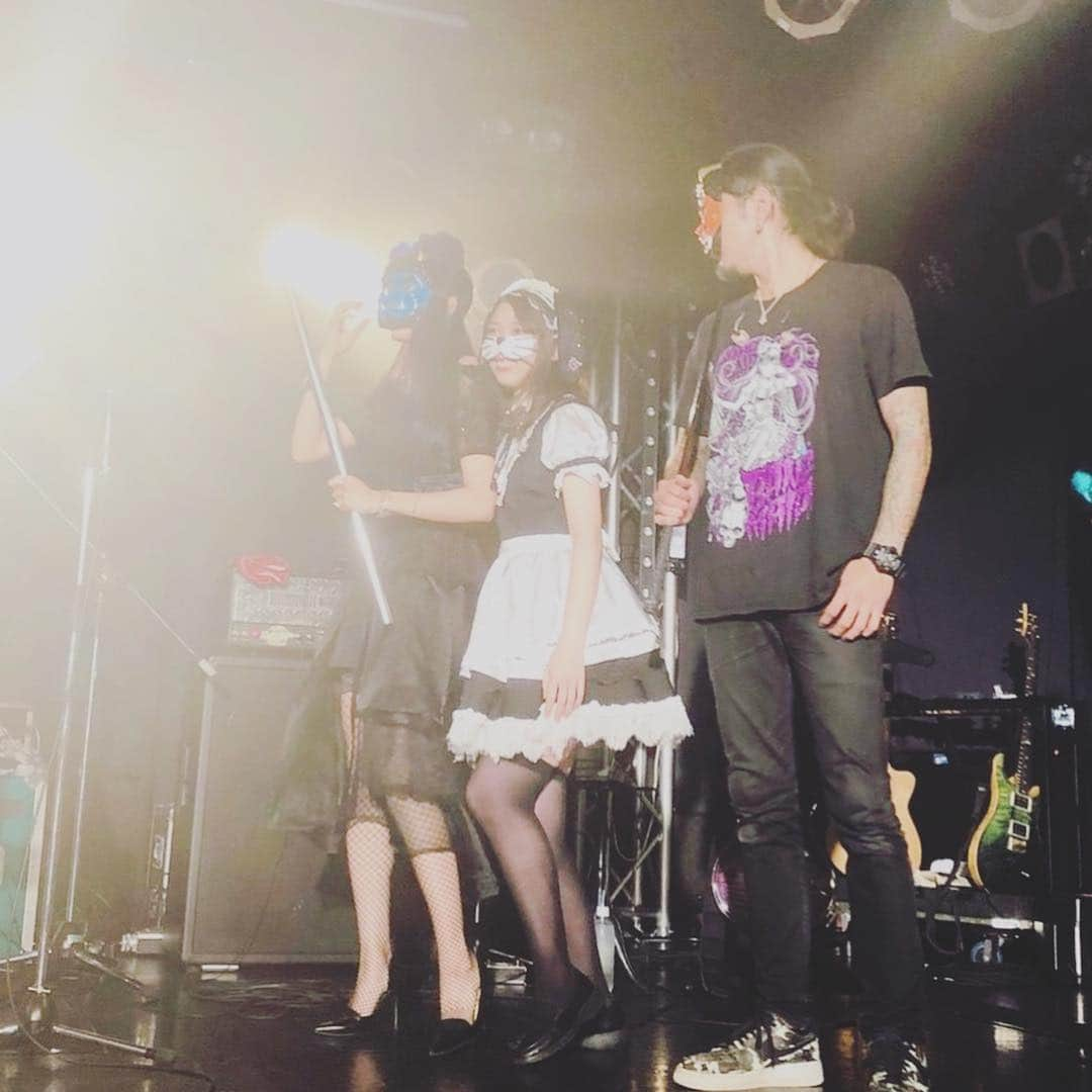 遠乃歌波さんのインスタグラム写真 - (遠乃歌波Instagram)「BAND-MAID WORLD DOMINATION TOUR 2018-2019【侵略】  岡山で桃太郎のお遊戯会(笑)をやりました( ´∀｀)笑笑 . 赤鬼 ギターテックの大ちゃん . 青鬼 さいちゃん(ラスボス) . 私はさいちゃんチームに入ることにしました( ´∀｀)ごめんね、ミサ桃太郎 . 好き勝手やらせていただいてすみません(笑)メンバーはとっても楽しかったです💕笑 .  Do you know "MOMOTARO"? . "MOMOTARO(The Peach boy )" is japanese fairy tale:) . BAND-MAID's member play "MOMOTARO" at Okayama's serve(live)！！ . I was a dog🐶 . MISA was peach boy. . KOBATO was phesant. . AKANE was monkey. . SAIKI was ogre. . It was a funny MC🤣🤣 #bandmaid #侵略ツアー #worlddomination #japaneserock」9月27日 0時10分 - kanami_bandmaid