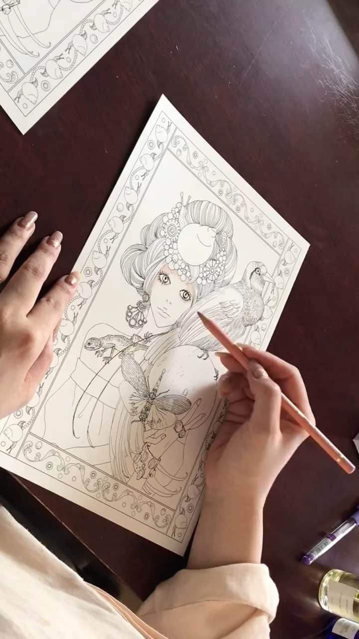 安野モヨコのインスタグラム：「期間限定で「安野モヨコの塗り絵」受注スタートです！  わずか2週間限定の注文期間限定ですが…  ①12枚の特上塗り絵セット ②超豪華版金の箔押しケース ③安野モヨコが着彩した複製原画カード (こちらの動画で塗っているものです！) が収録！(さらに公式ストア限定特典も…) 注文はこちらから → https://goo.gl/xN8Xcc またはプロフィールのリンクからどうぞ！」