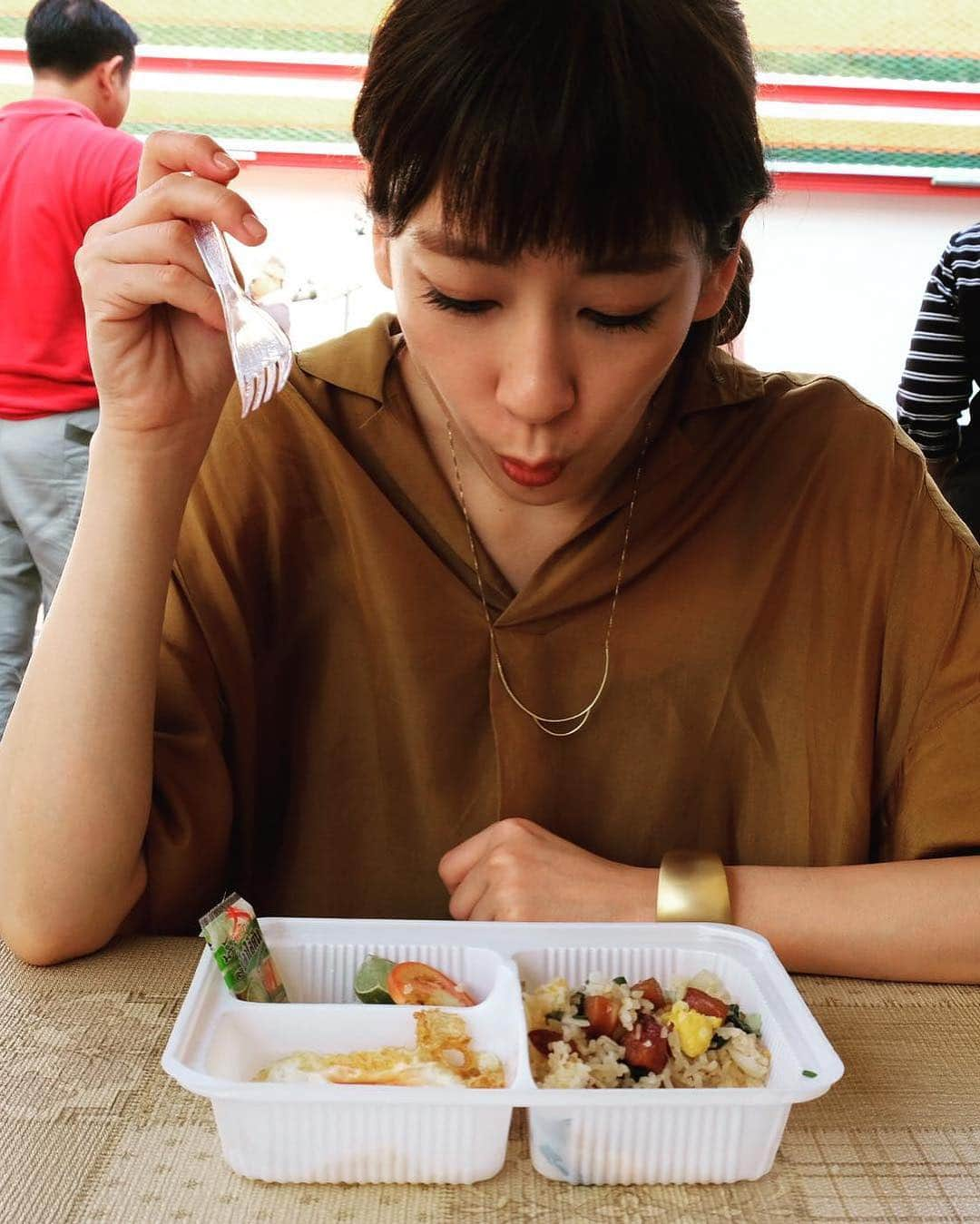 水川あさみさんのインスタグラム写真 - (水川あさみInstagram)「何食べても美味しいタイ料理。 2枚目の様に沢山の食材を現場近くに持ってきてくれて作ってくれるケータリング。そりゃあ、頑張れるよねって話😭💕 3枚目のはタイのミルクティー。練乳の入った赤いミルクティーで滞在中はほんとにずっと飲んでました。大ハマり。タイティー。  Tourirt ツーリスト 🇹🇭水川の回 9/28  TBS 0:35〜 🇹🇼エライザちゃんの回 10/1  テレ東 0:12〜 🇻🇳おのまちの回 10/7  wowow 0:30〜 #Tourist #水川あさみ #池田エライザ #尾野真千子 #三浦春馬」9月27日 0時31分 - mizukawa_asami