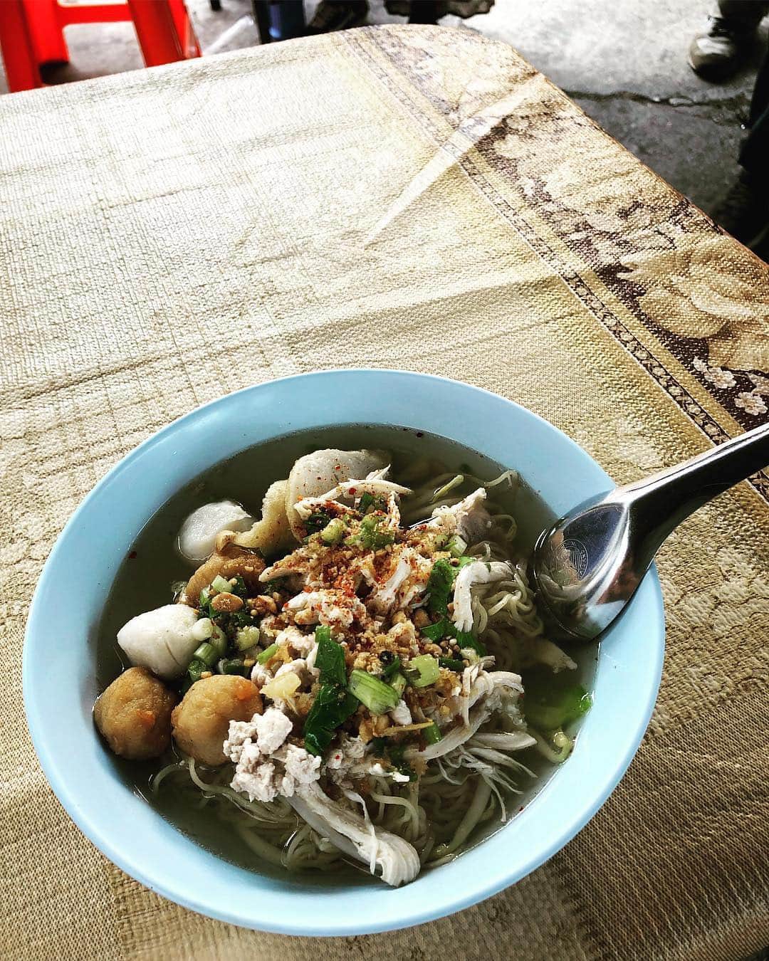 水川あさみのインスタグラム：「何食べても美味しいタイ料理。 2枚目の様に沢山の食材を現場近くに持ってきてくれて作ってくれるケータリング。そりゃあ、頑張れるよねって話😭💕 3枚目のはタイのミルクティー。練乳の入った赤いミルクティーで滞在中はほんとにずっと飲んでました。大ハマり。タイティー。  Tourirt ツーリスト 🇹🇭水川の回 9/28  TBS 0:35〜 🇹🇼エライザちゃんの回 10/1  テレ東 0:12〜 🇻🇳おのまちの回 10/7  wowow 0:30〜 #Tourist #水川あさみ #池田エライザ #尾野真千子 #三浦春馬」