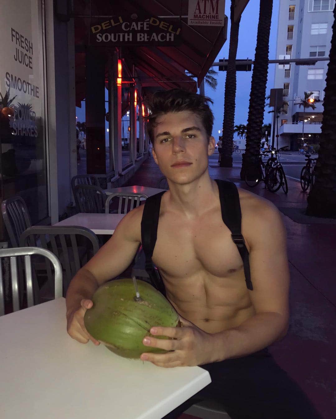 ノーラン・ジェラード・ファンクのインスタグラム：「First 🥥」
