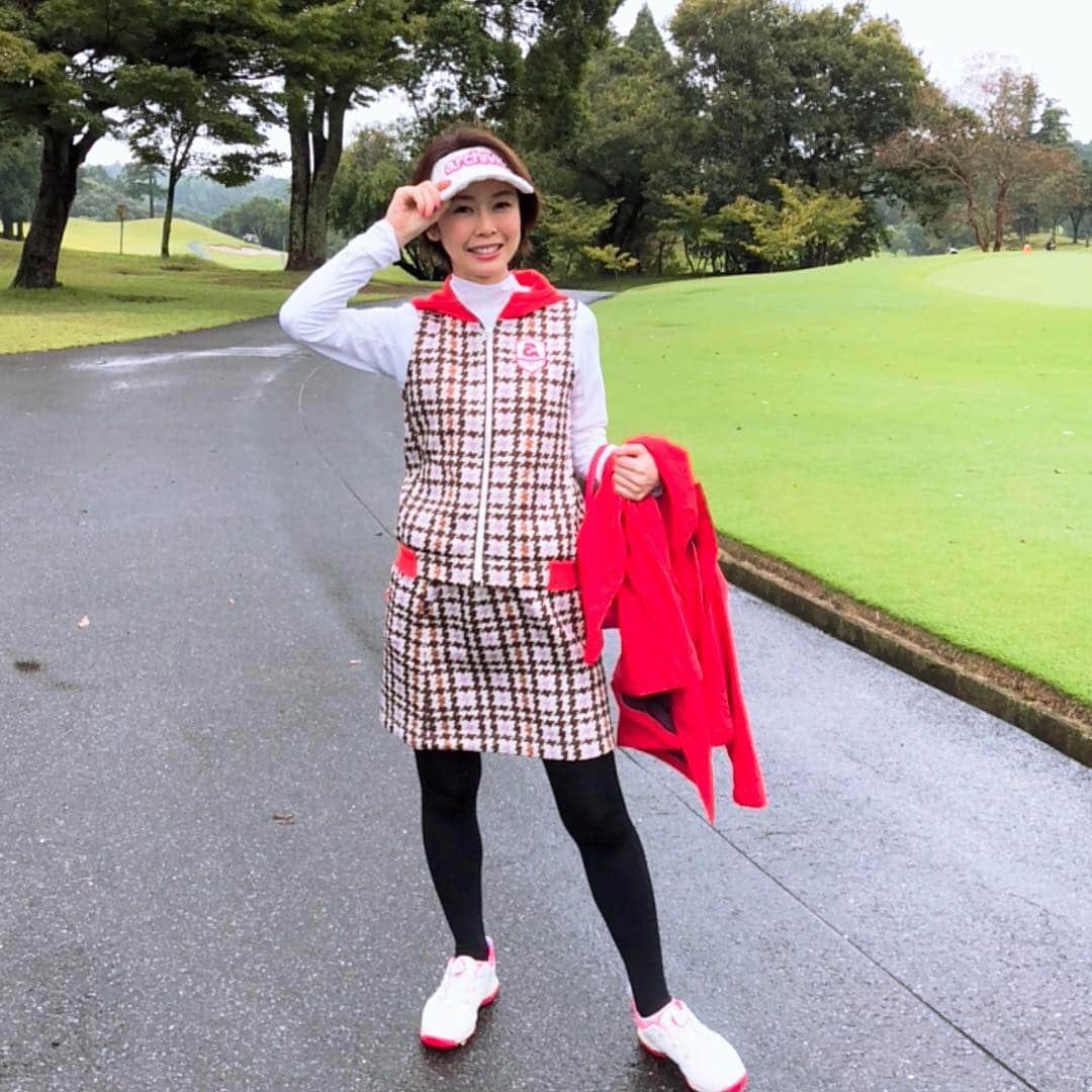 宮崎宣子さんのインスタグラム写真 - (宮崎宣子Instagram)「☂️でボロボロだけど、それでも楽しいゴルフ⛳️🏌️‍♀️ キノコ🍄がたくさん生えててしかも大きい😆 終わり2ホールでやっと晴れてきた☀️ #golfgirl #golfwear #archivio #golfswing #雨ゴルフ #雨の日はダメだ #ということにしておこう #なかなか上手くならない #ふぅー #楽しいゴルフが一番」9月27日 14時26分 - miyazaki_nobuko