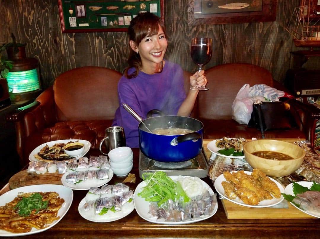 のインスタグラム：「🍳♡ 釣ったタチウオは、 友達のお店のキッチンで調理!!✨ ６人分の晩御飯を作るのはなかなかハードだったな😂笑 #子沢山ママ の気持ちが少しわかったよ😂💦 さすがに手が足りないので塩焼きを任せたら、超絶長い斬新な塩焼きが出来上がりました😆!!笑笑 🐉 この日のメニューは、 ＊タチウオ＆サゴシ刺身 ＊お寿司 ＊塩焼き ＊蒲焼き ＊チーズ大葉フライ ＊梅肉大葉天ぷら ＊せごし ＊タチウオしゃぶしゃぶ鍋 ＊骨せんべい #美味しかった #😋 #💕#トモコ亭」