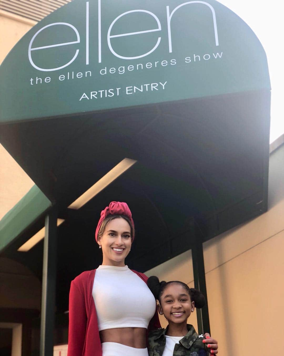 Sarah Mundoさんのインスタグラム写真 - (Sarah MundoInstagram)「@thatgirllaylay album debut on all platforms today on @theellenshow today!! #aqualeo #empire」9月27日 9時03分 - sarah_mundo