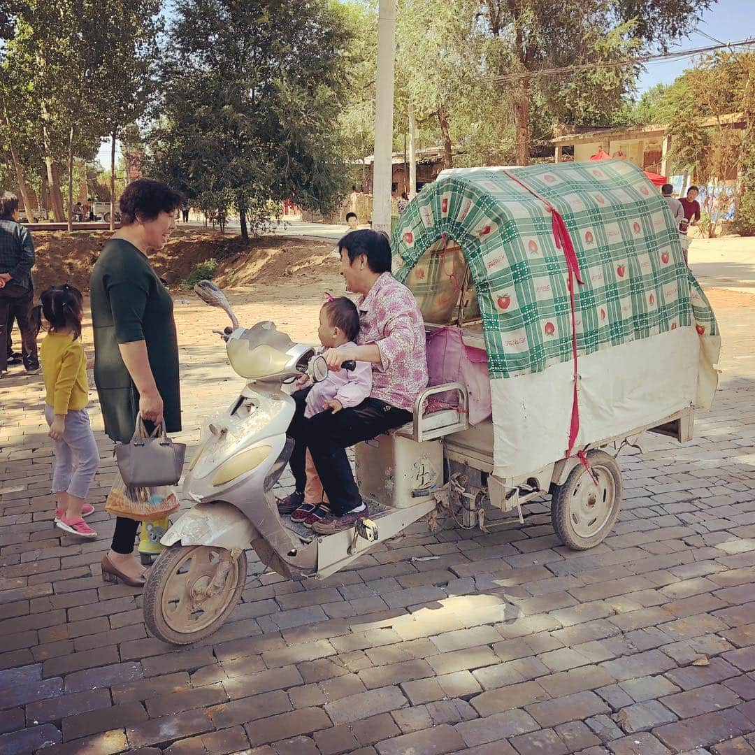 田辺誠一のインスタグラム：「おばあちゃんと孫@山東省」