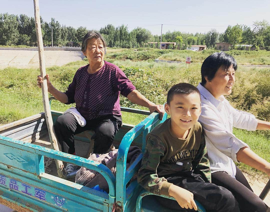 田辺誠一のインスタグラム：「親子3代@小型バイクで畑仕事へ@山東省」