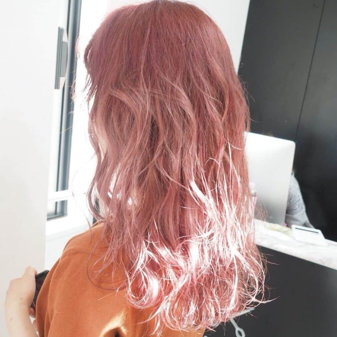 のインスタグラム：「* 【MATERIA × 3 Salons Create】 girly pink beige ・ 使用色はこちら👇 #マテリア ピンク、モーブ ・ 毛先にはピンクベージュをプラスして、やわらかい印象に🍑🍑 ・ ・ 🎈🎈🎈🎈___________________ 様々なカラーデザインのレシピを @materia_lebel HPにて絶賛ご紹介中📽✨ プロフィールにURL貼り付けてます💨 ___________________🎈🎈🎈🎈 ・ ・ by SHACHU @shachu_hair * *  #マテリア #materia  #ヘアカラー #haircolor  #外国人風カラー  #ピンクヘアー  #ピンクベージュ  #pinkbeige  #サロンカラー #デザインカラー #color #hair  #ハイライトカラー #highlightcolor  #ハイライト #highlight  #カラーレシピ #カラーデザイン  #ヘアカラートレンド  #美容師さんと繋がりたい #美容学生と繋がりたい  #大人girly  #美容 #beauty #美容師  #ルベル #lebel  #タカラベルモント #takarabelmont #SHACHU」