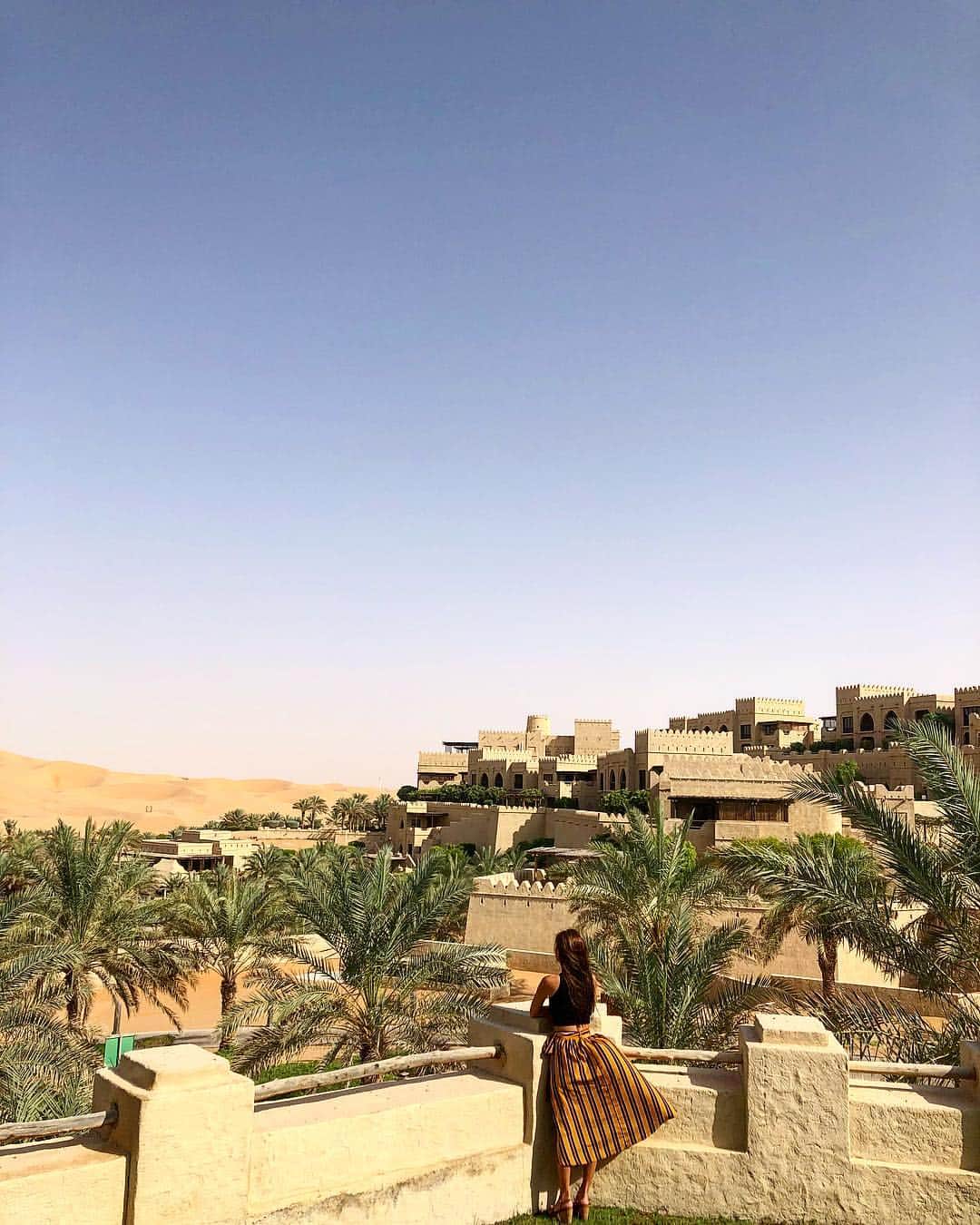 南美沙さんのインスタグラム写真 - (南美沙Instagram)「到着したのは夜中。. . 朝起きて、テラスに出ると、、 そこは砂漠の真ん中にある、お城でした🏜.」9月27日 11時57分 - miee.misa