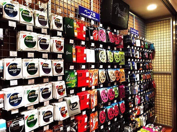 山野楽器のインスタグラム：「. 銀座本店4Fギターフロアの売場が生まれ変わりました🎸 いままで取り揃えていなかった弦やアクセサリーを大幅に入荷しました！ ご来店お待ちしております！ . . #楽器屋 #ギター #ベース #guitar #bass #Dadario #ernieball #Elixer #SIT #Fender #Gibson #Rickenbacker #roto #DR #bluesteel #yamaha #リチャードココ #yamanomusic #山野楽器」