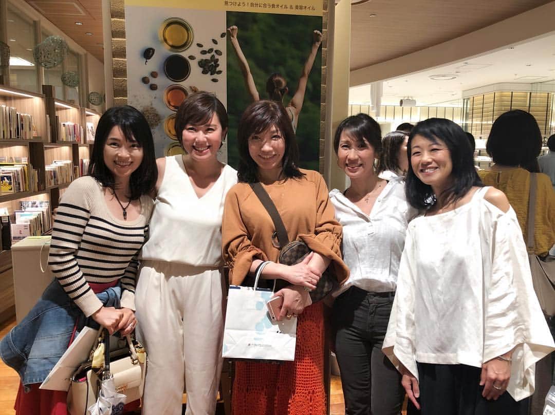 のインスタグラム：「先週末、#伊勢丹 で行われた美容オイルイベントに行ってきました！ #一般社団法人日本オイル美容協会 代表理事で #美容オイルコンシェルジュ のYUKIEさんと、 我らが ビューティープロデューサーの#平野宏枝 ちゃんとのオイルトーク、とっても勉強になったーー‼︎ #オイル美容 のプロとも呼べるお二人が日頃から愛用しているものを惜しみなくシェアしてくれました。 いろいろと試飲もさせてもらいましたよ〜！ イベントではメイクのデモも！ #プレミアムピュアジェイオイル を塗り込み、その上からファンデーションを部分的に乗せていくと… モデルの有子さん、艶々のおモテ肌になっていましたよ(*´꒳`*) 私もメイク前のオイルマッサージ、必ず取り入れよう！ 宏枝ちゃん、いつもいつも楽しいイベント本当にありがとう♡ #細胞もホルモンも油からできている #日本に出回っている #オリーブオイルの #80%以上は #粗悪なものだとか #衝撃の事実」