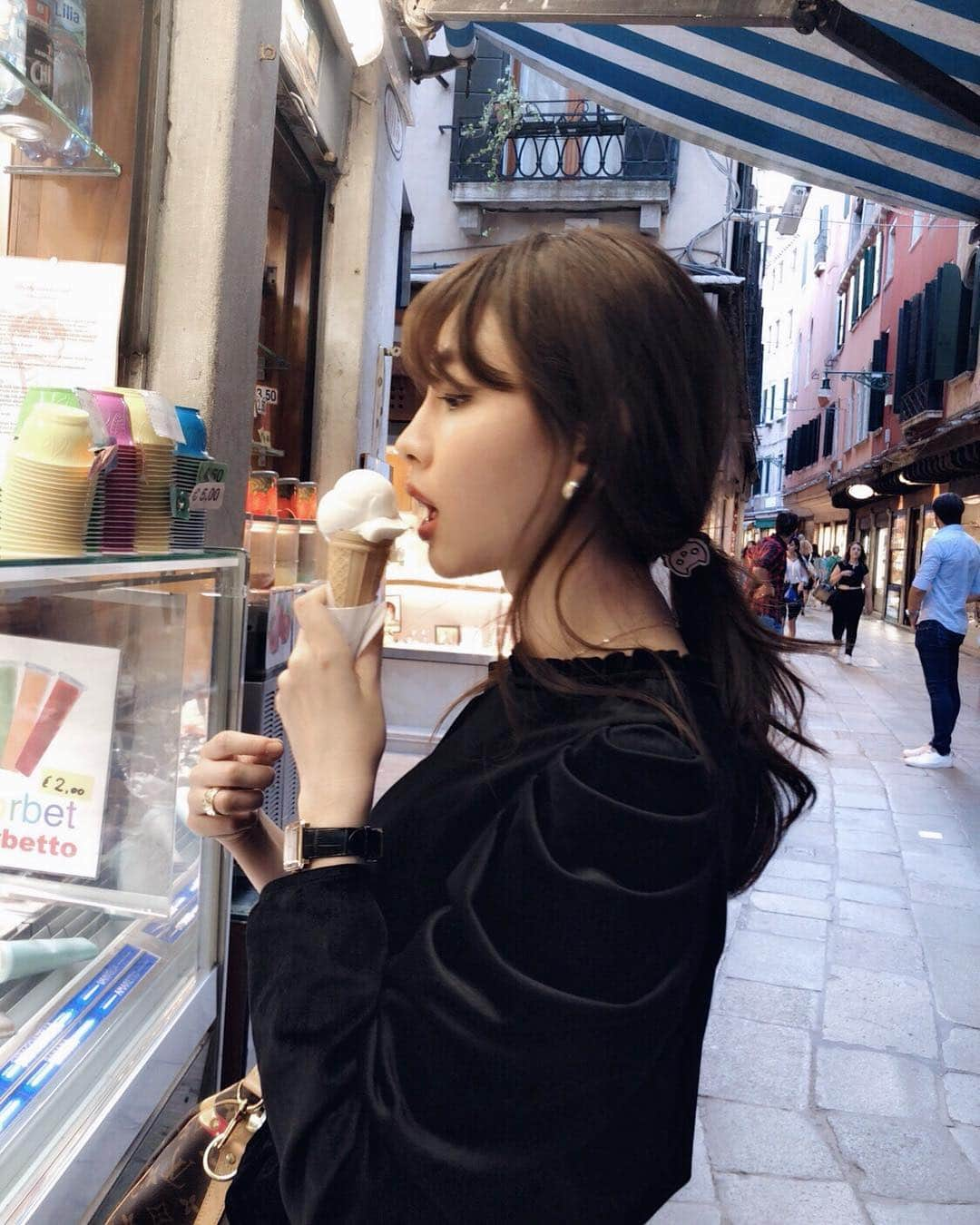 小嶋陽菜さんのインスタグラム写真 - (小嶋陽菜Instagram)「ジェラートすき♡🍨🍋 #こじたび #venezia」9月27日 22時48分 - nyanchan22