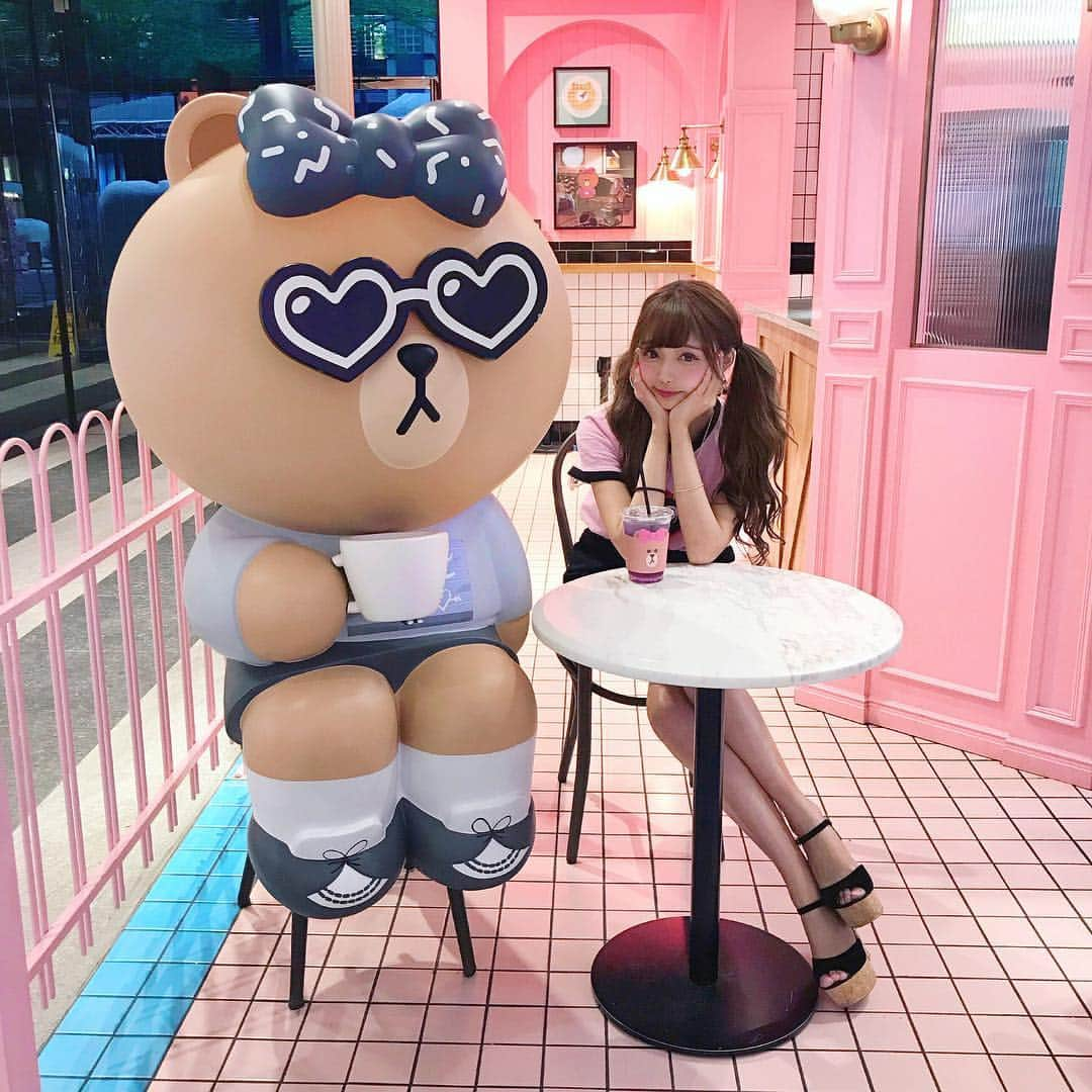 あやちゃんさんのインスタグラム写真 - (あやちゃんInstagram)「台湾にあるLINEカフェ行ってきた🎀💗🥤 めっちゃめっちゃかわいいから台湾旅行しに行く子はチェックポイントだよ😏🍒💗 スリーブがブラウンになってるの😍😍場所は市政府駅から歩いて5分ぐらいだったよ✨✨🍹 #台湾カフェ #台湾旅行 #台湾美食 #台湾観光 #台湾グルメ #台湾スイーツ #台湾女子旅 #市政府 #市政府美食 #新光三越 #新光三越a11 #台北 #台北カフェ #台北旅行 #台北美食 #インスタ映え #lineカフェ #line #linefriends #linefriendsstore #bts #bts21 #linecafe #ブラウン #スイーツ #ツインテール #カフェ巡り #あやちゃんのオススメカフェ」9月27日 22時46分 - aya.you.love.r