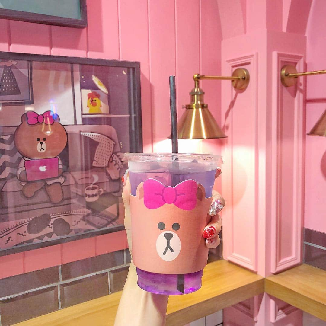 あやちゃんさんのインスタグラム写真 - (あやちゃんInstagram)「台湾にあるLINEカフェ行ってきた🎀💗🥤 めっちゃめっちゃかわいいから台湾旅行しに行く子はチェックポイントだよ😏🍒💗 スリーブがブラウンになってるの😍😍場所は市政府駅から歩いて5分ぐらいだったよ✨✨🍹 #台湾カフェ #台湾旅行 #台湾美食 #台湾観光 #台湾グルメ #台湾スイーツ #台湾女子旅 #市政府 #市政府美食 #新光三越 #新光三越a11 #台北 #台北カフェ #台北旅行 #台北美食 #インスタ映え #lineカフェ #line #linefriends #linefriendsstore #bts #bts21 #linecafe #ブラウン #スイーツ #ツインテール #カフェ巡り #あやちゃんのオススメカフェ」9月27日 22時46分 - aya.you.love.r