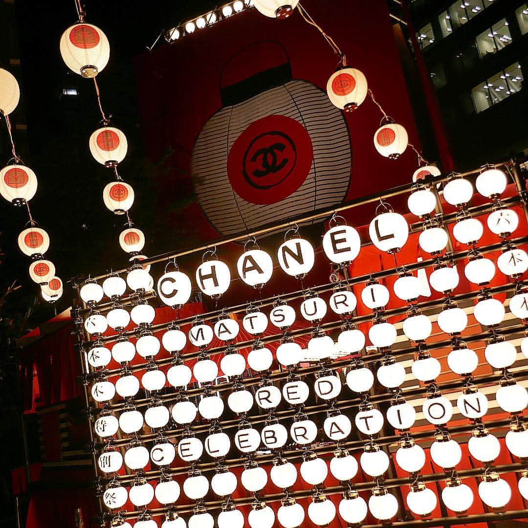 美的 Biteki's official Instagram! さんのインスタグラム写真 - (美的 Biteki's official Instagram! Instagram)「シャネルの“RED（赤）”が日本文化と出会うスペシャル イベント「CHANEL MATSURI（シャネル マツリ）」が、東京、京都、宮島（広島）にて開催します。  賑やかな日本のお祭りをイメージした会場は、“RED CELEBRATION”をテーマに、様々な赤で装飾！  中には、屋台風のタッチアップ ゾーンも登場し、発売前からSNSでも話題の「ルージュ アリュール リクィッド パウダー」「ルージュ アリュール ヴェルヴェット エクストレム」をはじめとするシャネルのメイクを、フォトジェニックな空間楽しめます。(購入も可能！) その他に、様々なトーンやテクスチャーを表現した赤いスーパーボールをすくって楽しむ“RED BALL”や、 赤い引き出しの中から直感で1つ選ぶと、それぞれ異なるガブリエル シャネルの言葉が記されたレッドの紙が入っている“CHANEL KUJI”、 赤いグラデーションで染められた糸から好きな1本を選ぶと、プレゼントをもらえる“SENBONBIKI”など、見逃せないコンテンツ盛りだくさん！ そしてなんと、12月1日全国発売の特別限定品「レ キャトル オンブル レジェルテ エ エクスペリヤンス」の先行発売も！ ぜひ足を運んでみて！ 【イベント情報】 ＜東京＞ 2018年9月28日（金）～10月8日（月・祝）11:00～19:00 六本木　天祖神社（東京都港区六本木7-7-7） ＜京都＞ 2018年10月13日（土）～10月21日（日）11:00～19:00 六角堂 頂法寺（京都府京都市中京区六角通東洞院西入堂之前町） ＜宮島（広島）＞ 2018年11月1日（木）～11月11日（日）10:00～17:00 宮島 広島経済大学 成風館（広島県廿日市市宮島町1175） ※詳しくは公式ＨＰをご確認ください・画像は東京会場の様子 #シャネル#CHANEL#CHANELMATSURI#ルージュアリュール#イベント#六本木#赤#リップ#メイク#メイクアップ#bitekicom#リップメイク」9月27日 22時47分 - bitekicom