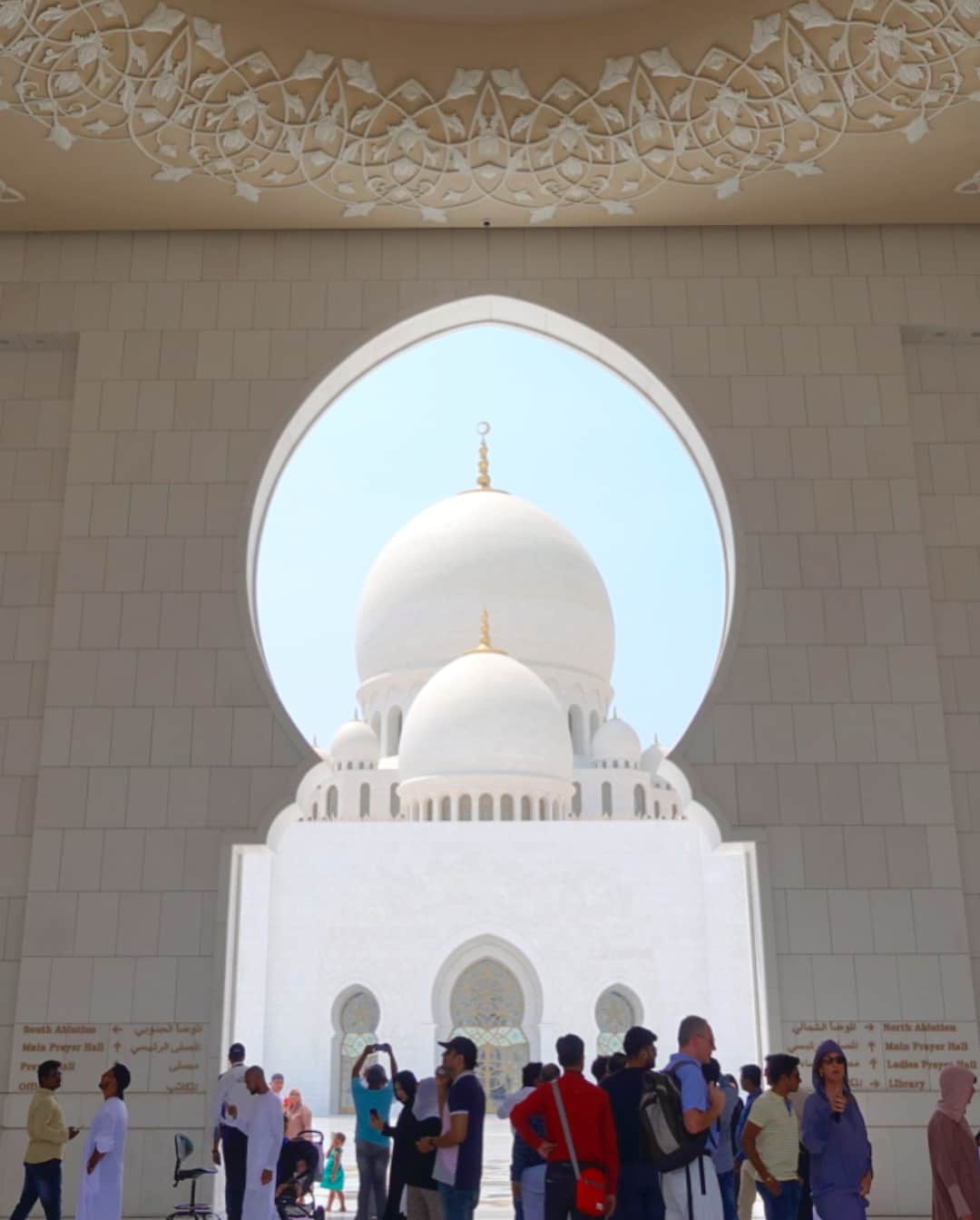 尾崎紗代子さんのインスタグラム写真 - (尾崎紗代子Instagram)「. 後半追い上げドバイポスト祭り。 文章はまたブログで雑に書こう← とにかく美しすぎたこのモスクを 自分のインスタの中に残しておきたい('ω') #dubai #mosque #abudhabi #sheikhzayedmosque #ドバイ旅 #家族旅行 #モスク #シェイクザイードモスク #アバヤ #ヒジャブ #عباءة #hijab #hijabfashion #hijabista」9月27日 23時10分 - osayo_osayo