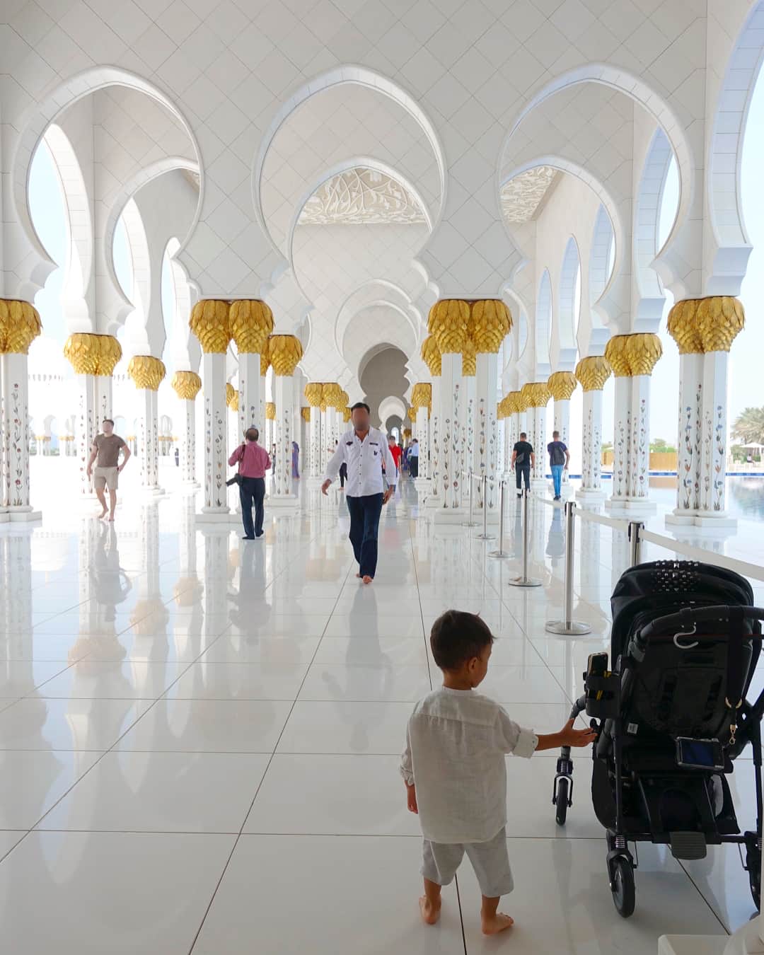 尾崎紗代子さんのインスタグラム写真 - (尾崎紗代子Instagram)「. 後半追い上げドバイポスト祭り。 文章はまたブログで雑に書こう← とにかく美しすぎたこのモスクを 自分のインスタの中に残しておきたい('ω') #dubai #mosque #abudhabi #sheikhzayedmosque #ドバイ旅 #家族旅行 #モスク #シェイクザイードモスク #アバヤ #ヒジャブ #عباءة #hijab #hijabfashion #hijabista」9月27日 23時10分 - osayo_osayo