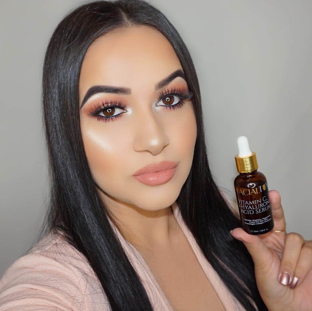 nailart.vids.sのインスタグラム：「@diiam.ond “Good makeup application starts with good skin underneath. Using my favorite Vitamin C serum from @facialtox  Acid serum sounds crazy but it’s not acidy at all. It’s actually very smooth and absorbs into the skin right away, not sticky and helps even out skin tone plus brighten. No scent and 1-2 drops is all you need. Love using this in my daily skin care routine 💛💛💛 @facialtox #facialtox」