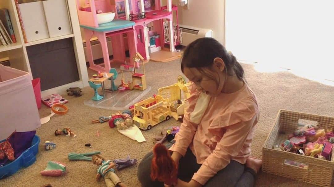 バイリンガル3兄妹のインスタグラム：「クリストファー君が学校初日(first day of school)を怖がってるけど、行ってみたらとても楽しかったというストーリーで遊んでました。 ・ エマが自分で経験したことを物語にしてるみたいで可愛かった♡ ・ しかし相変わらずおままごとの時に声が超高音になってしまうはなばあさん😂 ・ 毎日毎日… 学校に行く前も帰って来てからもずっと2人でこうやって物語作って遊んでる。 ・ この2人に姉妹がいなかったらどんな人生になっていたのかと思うくらい、2人の関係はとても濃い😂 ・ 昨日は、飼っているお猿さんに小銭を渡してお猿さん1人で自動販売機でお買い物をさせるという遊びをしていて ・ お猿さん役が目に見えない架空のお猿さんだった為 ・ 姉妹並んで目に見えないお猿さんの行動をじっと見守り(2人とも真剣) ・ 頑張れーと応援したり(小銭がうまく入らなかった設定) ・ よくできたねー！って褒めたり(ジュースを持って帰って来たらしい) ・ とにかく 「え、あなたたちにはお猿さん見えてるん？」 っていうツッコミどころ満載の遊びをしてました。 ・ ちなみに後半は華がお猿さんになって ・ エマが1から10まで数え方教えてたんだけど ・ 「エマの後に続いて繰り返してねー！いーち！」 の問いに ・ ちゃんと猿になりきって全部 ・ 「きー」「きー」って繰り返してました😂 ・ 本当見てて飽きない♡ 一言で言って大好き😂 ・ #姉妹 #えまち #はなち #バイリンガル3兄妹」