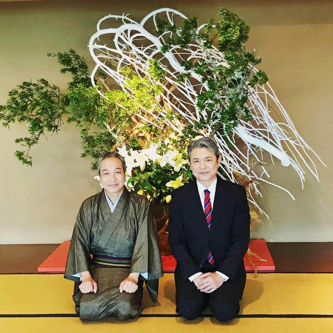 日本テレビ「高嶺の花」さんのインスタグラム写真 - (日本テレビ「高嶺の花」Instagram)「市松役 #小日向文世 さんは龍一(#千葉雄大)との密談シーンでのオールアップ！  この物語は市松が全て引き起こしたと言っても過言ではありません！笑  難しいセリフを一語一句完璧に覚えて撮影に臨まれ、ドラマを引き締めていただき、ありがとうございました！  #石原さとみ #芳根京子 #戸田菜穂 #升毅」9月27日 15時21分 - takanehana_ntv