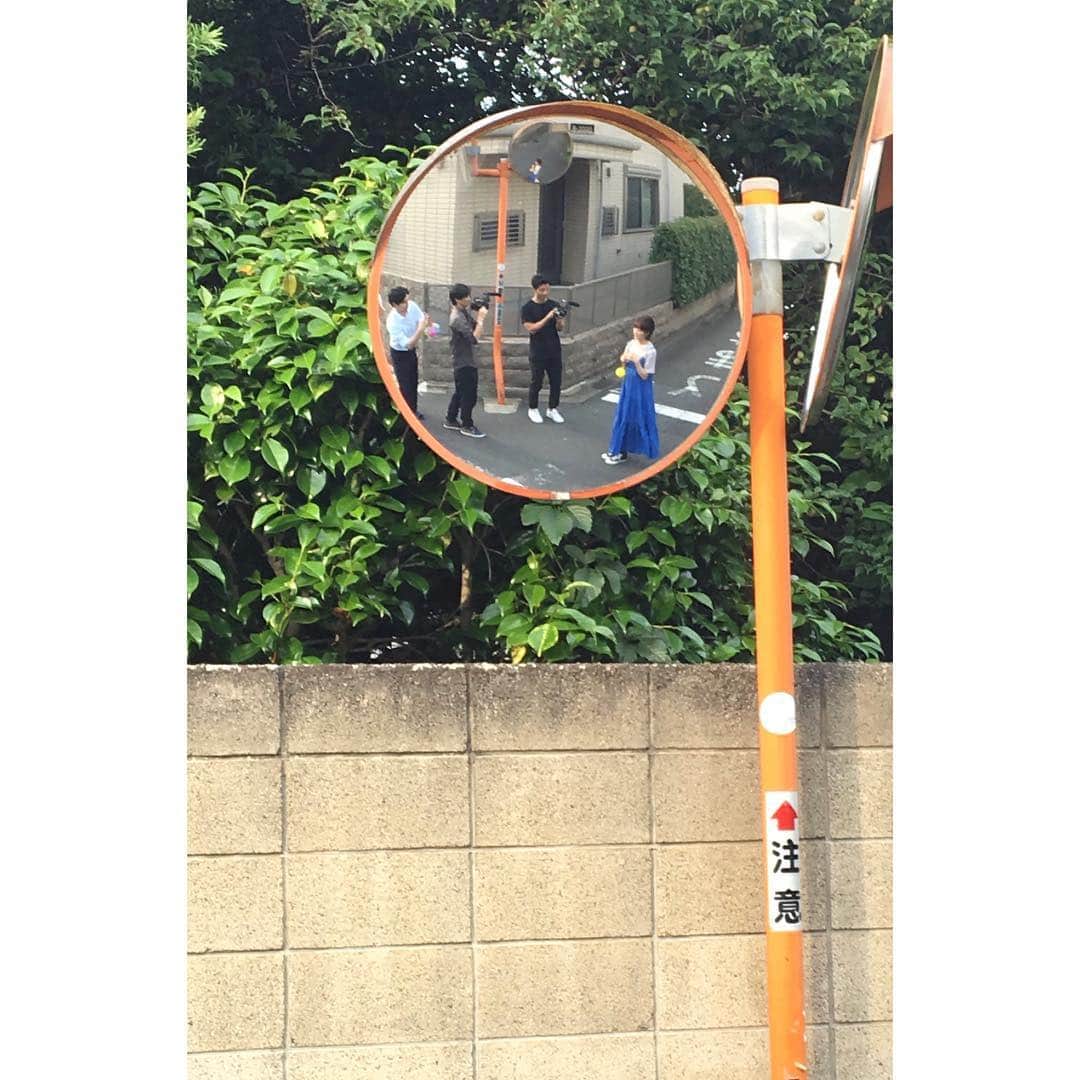 フジテレビアナウンサーのインスタグラム：「むむ、鏡に写っているのは…🤔？ 気になった方はスワイプ👆⌒を！  #FODアナマガ で公開している妄想脚本家榎並アナウンサーによるミニドラマは、もう観ていただけましたか？ フジテレビ女性アナウンサーカレンダー撮影の裏側とともに公開されている、観ているこちらが恥ずかしくなる妄想劇場と合わせてお楽しみください！  ここでちょっとだけ、NGテイクもご紹介🙈  ちなみに、脚本家榎並さんは新美Pが締切だと急かす中、撮影現場のすみっこでギリギリまで脚本を書き上げていましたよ😱  #榎並大二郎 #宮司愛海 #フジテレビアナウンサー」
