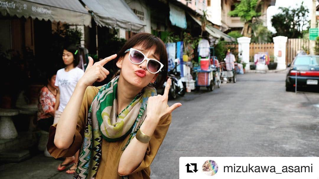 タイ国政府観光庁さんのインスタグラム写真 - (タイ国政府観光庁Instagram)「#Repost @mizukawa_asami﻿ ・・・﻿ いよいよ初回のバンコク編が差し迫っているので、メイキング的に撮り溜めてた写真をのっけちゃおうかしら。﻿ とりあえずわたしひとりの写真から😎﻿ タイってカラフル。﻿ ﻿ Tourist ツーリスト﻿ 🇹🇭水川の回﻿ 9/28  TBS 0:35〜﻿ 🇹🇼エライザちゃんの回﻿ 10/1  テレ東 0:12〜﻿ 🇻🇳おのまちの回﻿ 10/7  wowow 0:30〜﻿ ﻿ #Tourist #水川あさみ #池田エライザ #尾野真千子 #三浦春馬」9月27日 16時26分 - amazingthailandjp