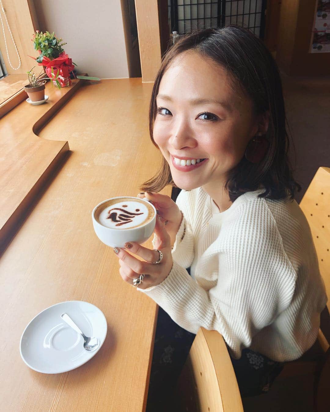 のインスタグラム：「梵字カフェラテ🤤（私は🐭） 厄除けツアー、超満喫しました。 滋賀県楽しい！ しかし鐘を鳴らすセンスがゼロで泣ける😭😂 コートとバッグとパンツ→ EARIH  サーマル→ #mihonano  #InRed #延暦寺 #厄除け #ぶりっ子って言われた笑」