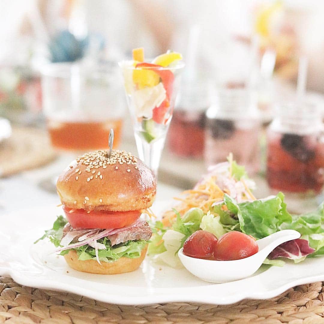 mmkhy_lifestyleのインスタグラム：「⠀ ⠀﻿﻿﻿ ⠀ ⠀﻿﻿﻿ ⠀ ⠀﻿﻿﻿ パーティーに最適なフィンガーフード🍔﻿﻿ ﻿﻿ ついカメラにおさめたくなる:･ﾟ✧⠀﻿﻿ ⠀﻿﻿﻿ ⠀﻿﻿﻿ ⠀﻿﻿﻿ *＊✿❀ Thank you ❀✿＊*⠀﻿﻿﻿ ⠀﻿﻿﻿ Repost：@maple.emi﻿﻿ ⠀﻿﻿﻿ ⠀﻿﻿﻿ ⌒⌒⌒⌒⌒⌒⌒⌒⌒⌒⌒⌒⠀﻿﻿﻿ @liddell_lifestyleでは、⠀﻿﻿﻿ さまざまなライフスタイルを⠀﻿﻿﻿ テーマごとに特集します。⠀﻿﻿﻿ ⠀﻿﻿﻿ あなたが気になるライフスタイルのテーマを⠀﻿﻿﻿ コメントで教えてくださいね:･ﾟ✧⠀﻿﻿﻿ ⠀﻿﻿﻿ #liddelife⠀」