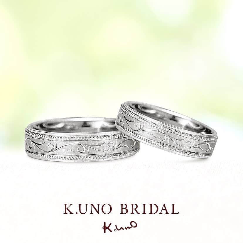 ハピハピリングのインスタグラム：「K.UNO BRIDAL ケイウノ ブライダル . 唐草 M：:¥257,700 W：:¥190,600 西洋・東洋問わず何千年も愛され続けている植物の成長を表した唐草模様。 . 途切れない模様にふたりの想いを重ねて。 . #日本中のプレ花嫁さんと繋がりたい #ウェディング #ウェディングドレス #結婚準備 #前撮り #全国のプレ花嫁さんと繋がりたい #ブライダル #ドレス #披露宴 #ウェディングフォト #婚約 #式場探し #フォトウェディング #海外ウェディング #ハワイ挙式 #ハワイウェディング #ヘアアレンジ #marry花嫁 #ハワイ #ブライダルフェア #ウエディング #ウェディングレポ #ヘアメイク #ブーケ #和装 #海外挙式 #東京 #大阪花嫁 #関西花嫁 #フォトジェニック」