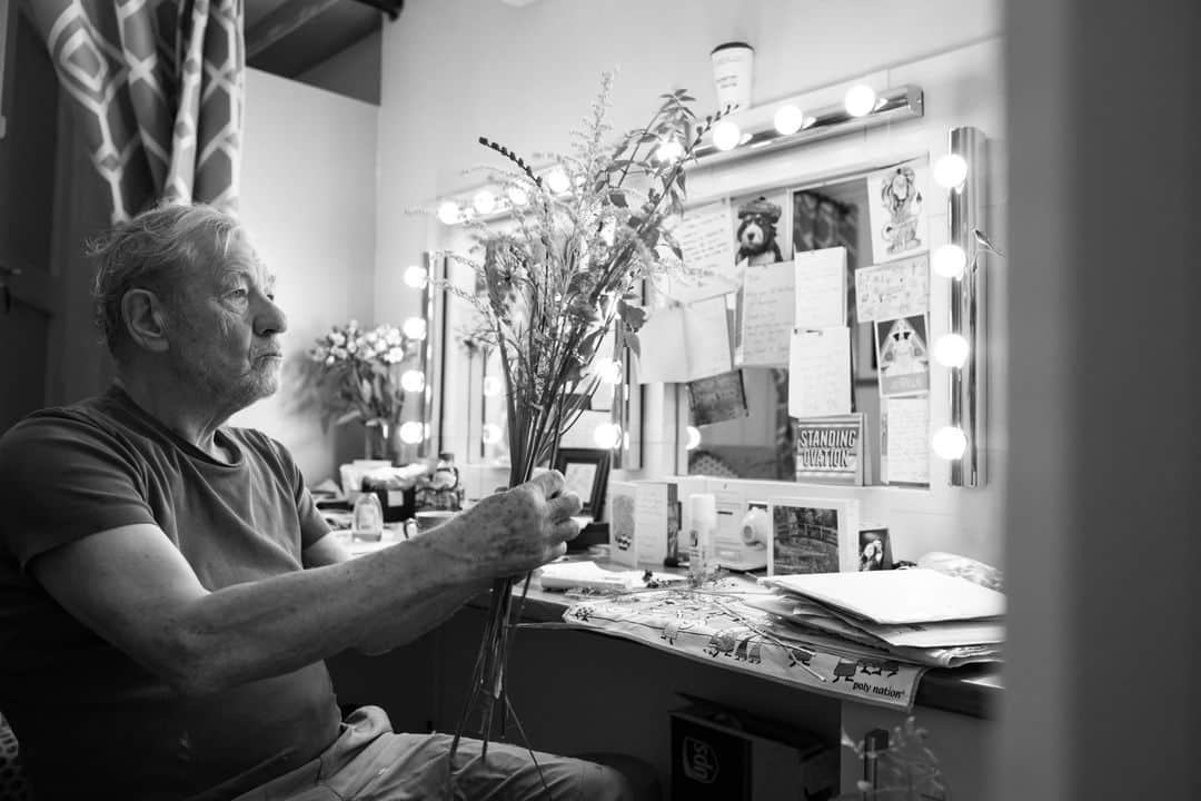 イアン・マッケランのインスタグラム：「Backstage arranging the flowers for Lear's bouquet. See the show broadcast live from London, to find a cinema near you visit ntlive.com Photo (c) @matthumphreyimages」
