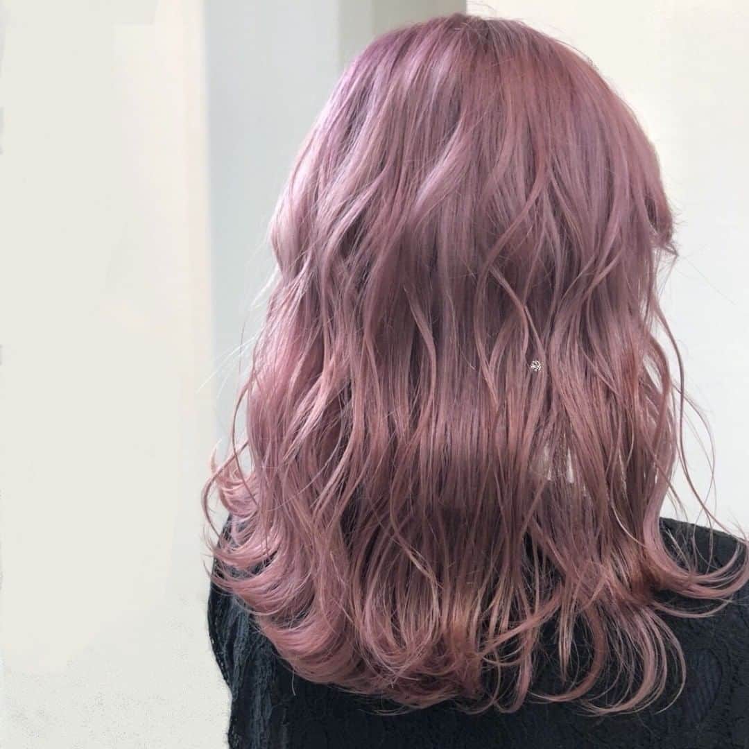 のインスタグラム：「* 【MATERIA × 3 Salons Create】 mauve pink ・ 使用色はこちら👇 #マテリア モーブ、ピンク ・ 色落ちも可愛く、2度楽しめるモーブピンク。🍑🍑 ・ ・ 🎈🎈🎈🎈___________________ 様々なカラーデザインのレシピを @materia_lebel HPにて絶賛ご紹介中📽✨ プロフィールにURL貼り付けてます💨 ___________________🎈🎈🎈🎈 ・ ・ by SHACHU @shachu_hair * * #マテリア #materia  #ヘアカラー #haircolor  #外国人風カラー  #ピンクヘアー  #pinkhair  #モーブ  #サロンカラー #デザインカラー #color #hair  #ハイライトカラー #highlightcolor  #ハイライト #highlight  #カラーレシピ #カラーデザイン  #ヘアカラートレンド  #大人girly  #美容師さんと繋がりたい #美容学生と繋がりたい  #美容 #beauty #美容師  #ルベル #lebel  #タカラベルモント #takarabelmont  #SHACHU」