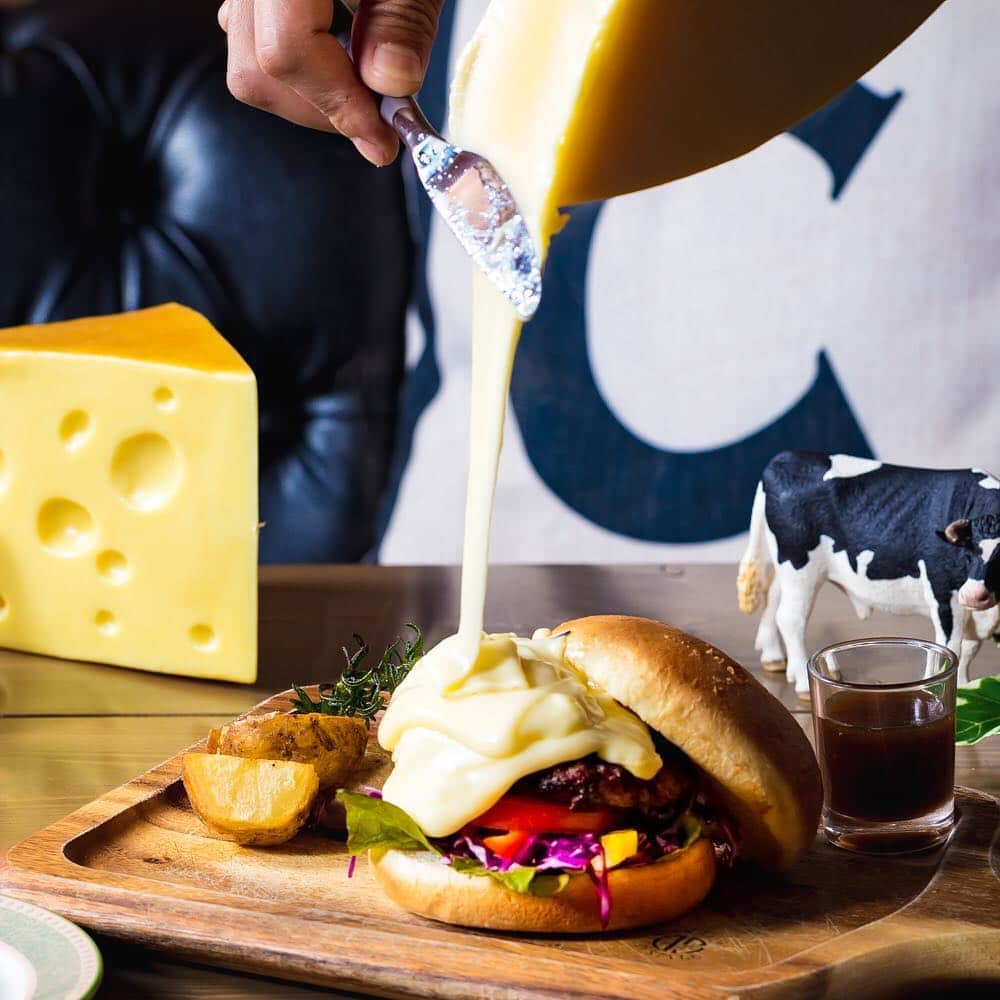 Cheese Cafe ラメゾン301 Bonjourのインスタグラム：「近日リニューアルして、ラクレットチーズバーガーの導入されます😋 以前人気商品だったラクレットチーズバーガーは今度はお客様の前でチーズを並々とかけて提供させていただきます😍 #ccc三宮  #チーズチーズカフェ三宮  #渋谷発 #関西初上陸 #ラクレットチーズバーガー #リニューアル #乞うご期待❤️」