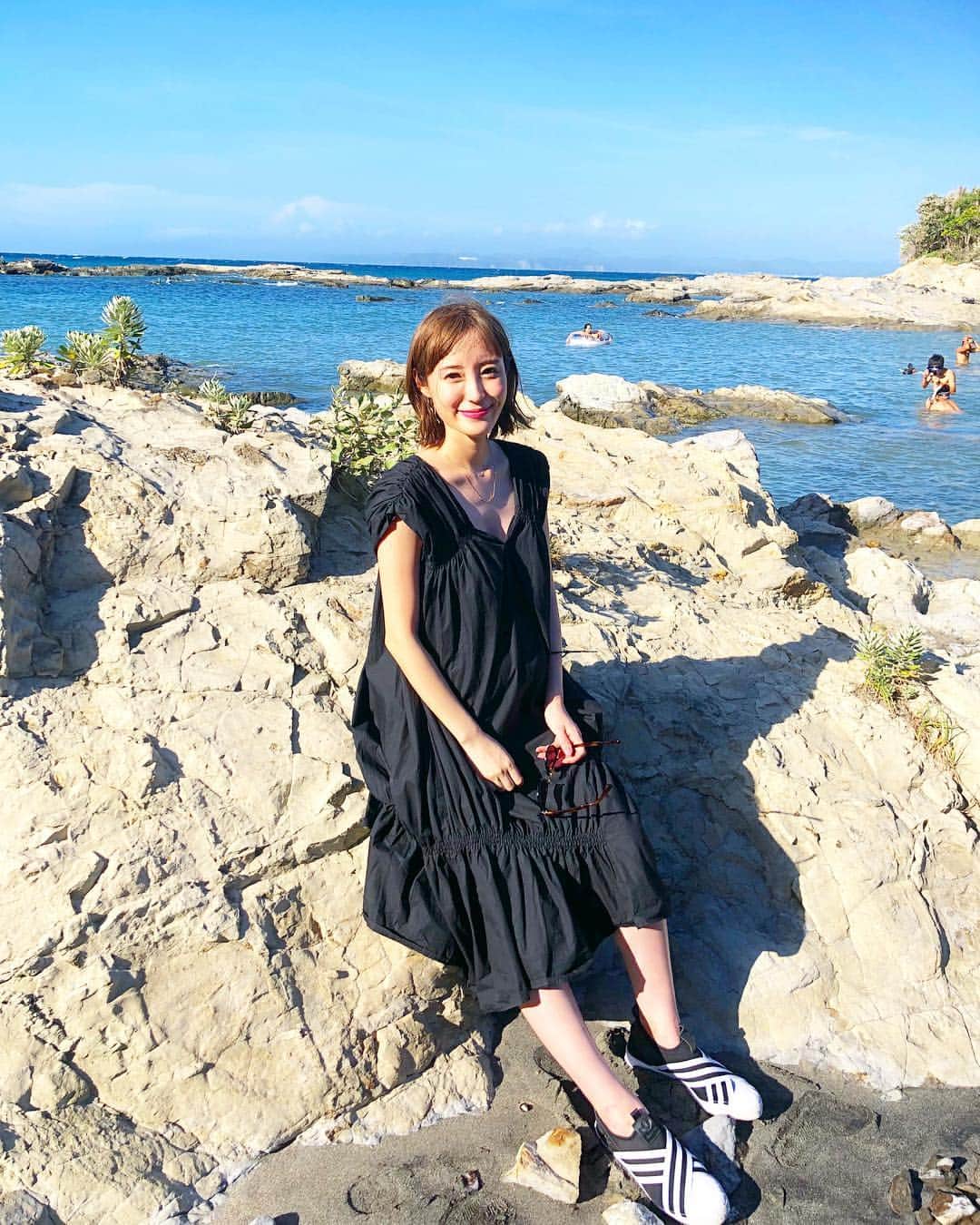 小林真由のインスタグラム：「⋆ ⋆ いつのまにか秋模様☁️☁️ この夏は暑くて ヒィヒィしてました🙈 今までほぼ夜中は起きなかったのに 朝まで快適に寝られた日がなかったなぁ。 妊婦さんってこんなに体が熱いんですね😧 ようやく心地よい季節😊🍁 ・ 今のフットネイルはpink♡ @acote_aoyama  #アコテ #ネイル #フットネイル #海  #ネイルサロン #秋 #マタニティライフ #妊娠8ヶ月 #マタニティコーデ」