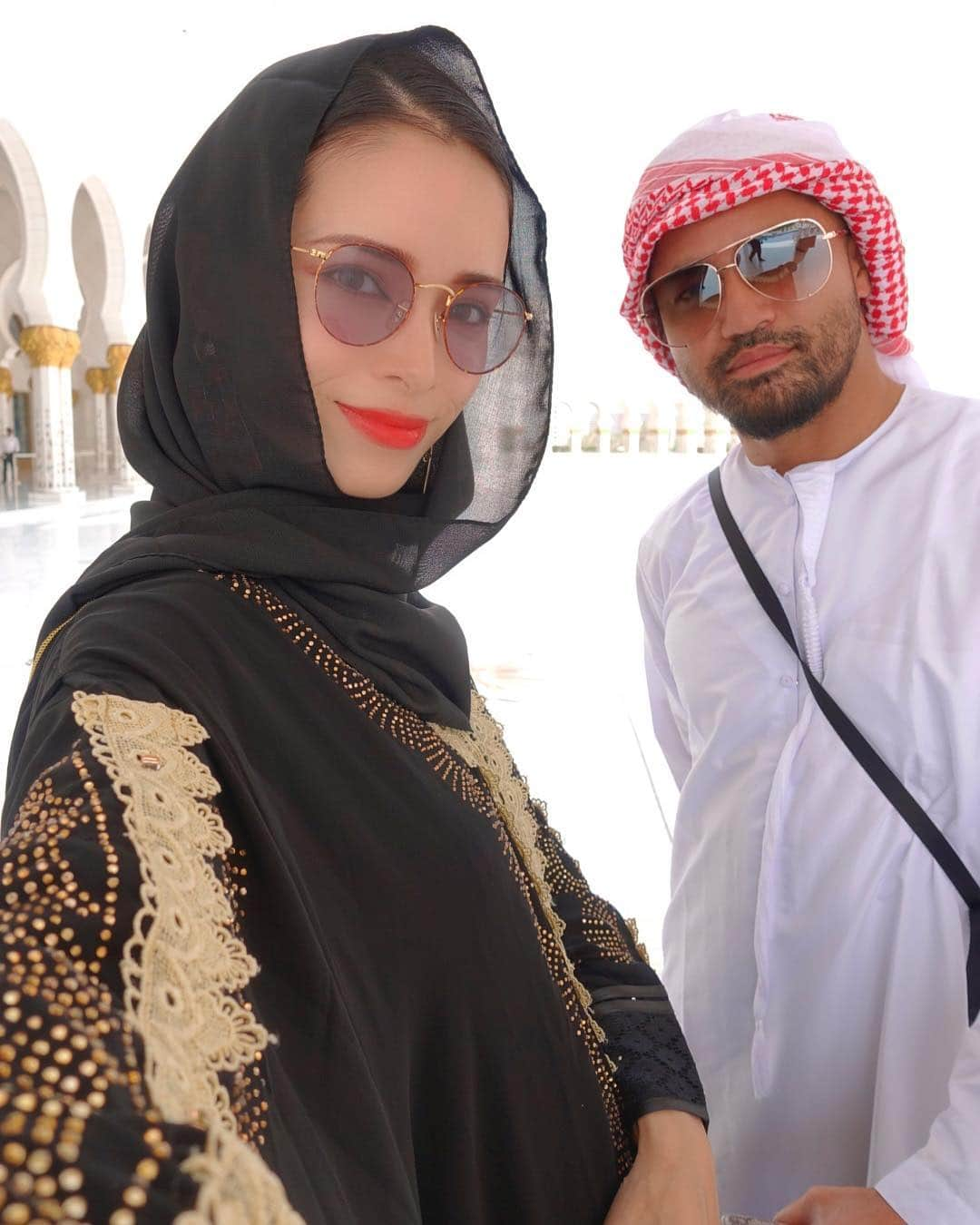 尾崎紗代子さんのインスタグラム写真 - (尾崎紗代子Instagram)「@kenu_terui 🧔 #dubai #mosque #abudhabi #sheikhzayedmosque #ドバイ旅 #家族旅行 #モスク #シェイクザイードモスク #アバヤ #ヒジャブ #عباءة #hijab #hijabfashion #hijabista」9月27日 20時08分 - osayo_osayo