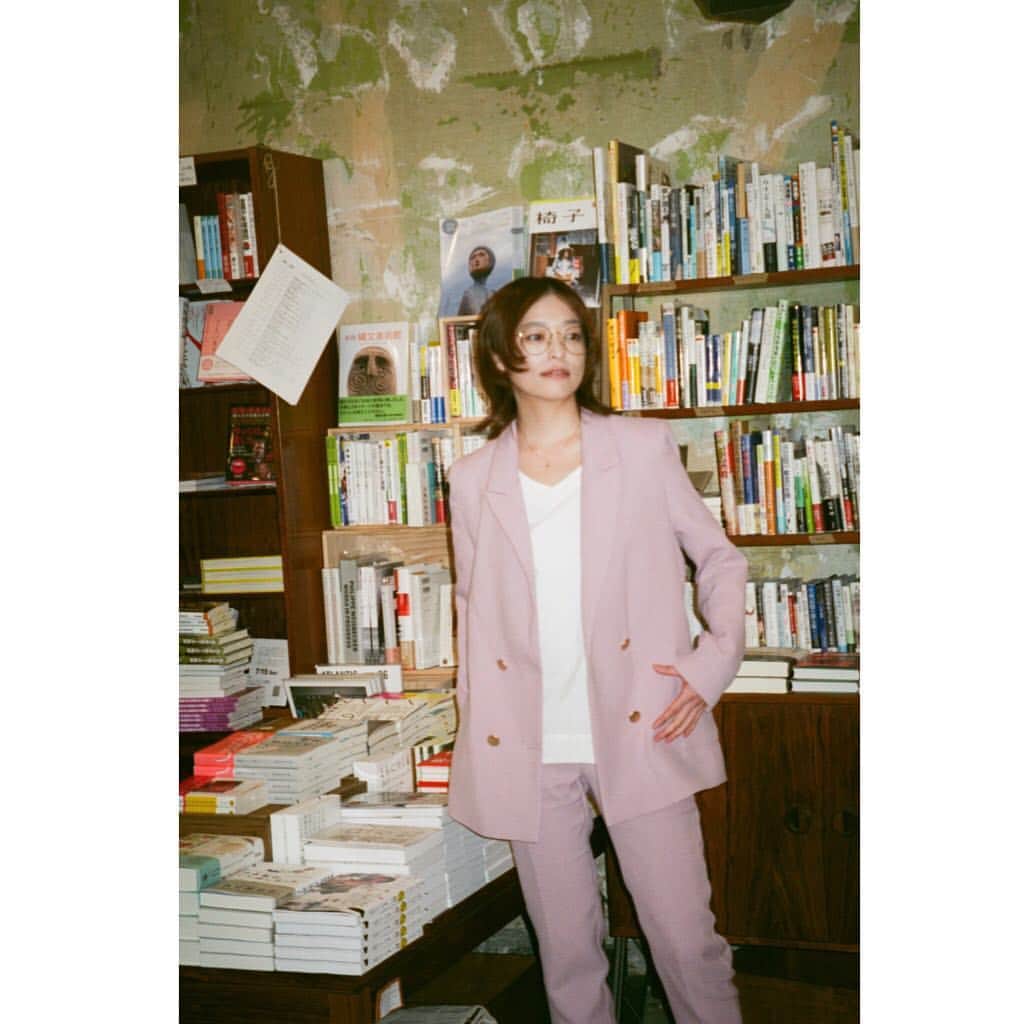 Zoff Officialのインスタグラム：「TOKYO GUIDE MAP EYE am a HERO! . 木村綾子さん/スタッフ 【下北沢_本屋 B&B】 . ZK182003_14E1 ¥7,560(税込) . PHOTOGRAPHY 草野庸子 . パワーアップした下北沢のランドマーク的・街の本屋 . 本（Books）とビール（Beer）の二つの“B”が楽しめる「本屋 B&B」は、2012年のオープン以来、下北沢の新しいランドマークとしてこの街に根付いてきた。 その「B＆B」が昨年、移転してリニューアル・オープン。 広くなった店内は開放的な印象。以前よりも棚が見やすくなり、ドリンクの種類も増えたそう。「本棚を可動式にしたことで、100名規模のイベントが開催できるようになりました。全体的に大幅パワーアップと言っていいはず（笑）！」と、スタッフの木村綾子さんは語る。 また店内では新刊書籍にまつわるイベントもオープン以来毎日開催。下北沢から街の本屋として文化を発信していく。 その志は今日も1ミリもブレていない。 . B&B / Since its opening in 2012, “Bookstore B & B,” where you can enjoy two "B’s” = Books and Beer, has taken its root in Shimokitazawa as a new landmark of this town. Last year the "B & B" relocated and newly reopened. The larger space provides more open feel. The shelves are now easier to see, and more variety of drinks are added to the menu. "By making the bookshelves movable, we can now host an event of 100 people. We can say that we’ve got a big boost of power (laugh)," says the staff member Ms. Ayako Kimura. In addition, the events featuring newly published books have been held every day since the opening. As a bookstore in the city, their purpose is to send out the culture from Shimokitazawa. That aspiration has never changed a bit. . #zoff#fashion#glasses#eye#eyewear#eyewearstyle#new#lens#optical#メガネ#tokyo#tokyoguidemap#eyeamahero」