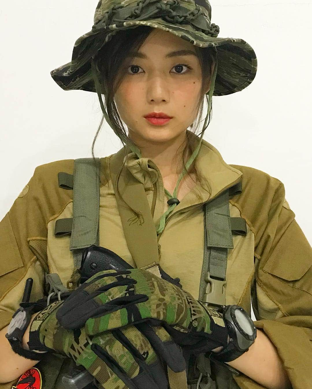 片山萌美さんのインスタグラム写真 - (片山萌美Instagram)「雑誌#PEACECOMBAT 片山さんが表紙です✨ 本格的ミリタリーファッションで かっこよく、最高に楽しい撮影でした。 ぜひチェックしてください💛  こちらからも購入可能です✨ twjbooks.official.ec/items/13819803  メイキング動画も 良ければみてくださいね♩ https://www.youtube.com/watch?v=Yz0UTU6bBK8  #peacecombat #表紙 #片山萌美」9月27日 20時35分 - moet_mi