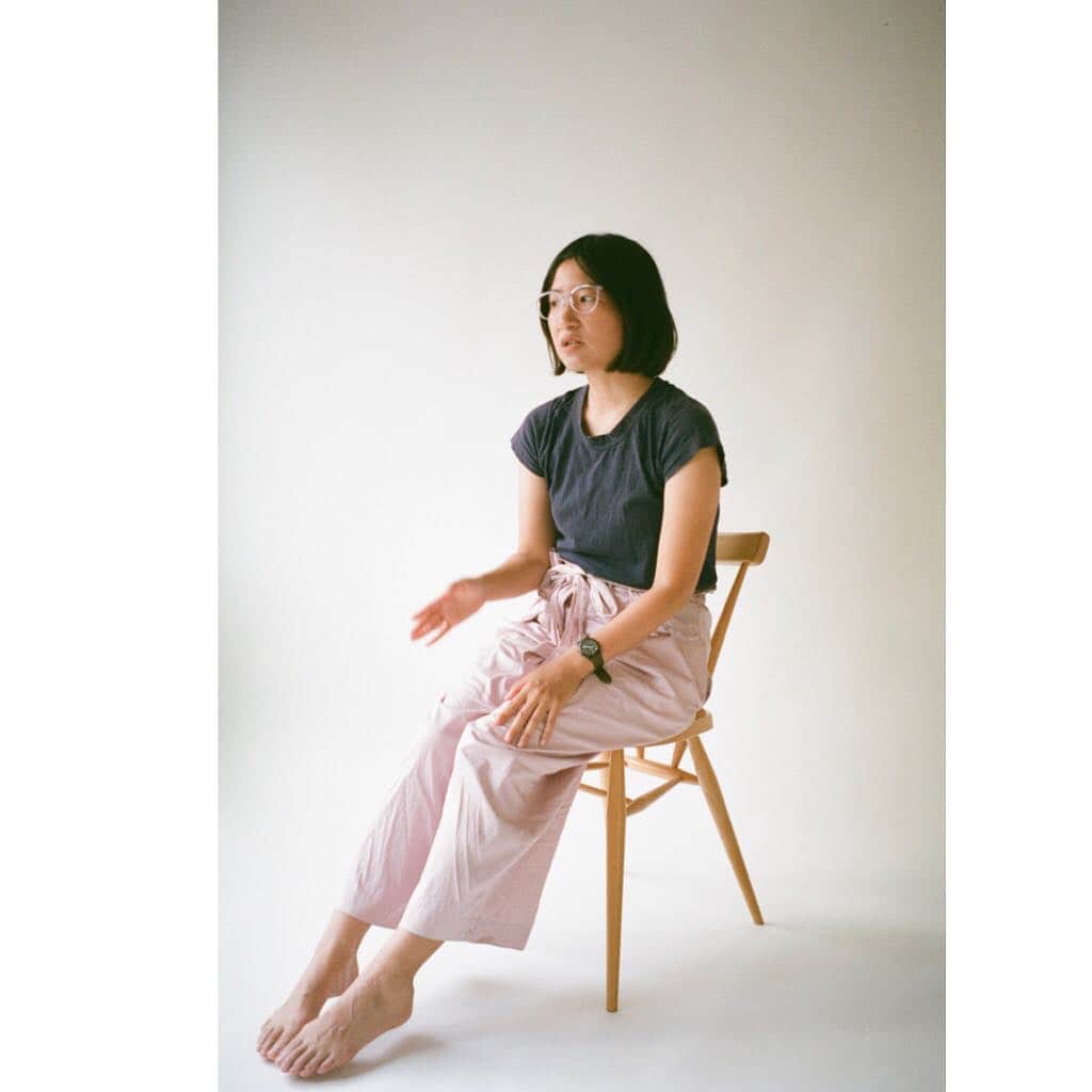Zoff Officialのインスタグラム：「TOKYO GUIDE MAP EYE am a HERO! . 植本一子さん/オーナー・写真家 【下北沢_天然スタジオ】 . ZO181010_11A1 ¥7,560(税込) ✴︎EC先行発売商品 . PHOTOGRAPHY 草野庸子 . 天然光が入るスタジオで、今しか撮れない記念写真を . 植本一子さんが、このスタジオを立ち上げたのは2013年のこと。 「写真館の敷居が高いのはよくわかるから、どんな人にも来やすいスタジオになったらいいなって思って」。 仕事をただ受けるのではなく、自分で産み出したいという必然的な理由もあったと、謙遜気味に語る植本さんだが、近年は『かなわない』など自身の生活を克明に描いたエッセイも話題を集め、一層精力的に活動している。 訪れるお客さんはやはりファンの方も多いそう。「最近は他の仕事の都合もあって撮れる人の数は少なくなっちゃったんだけど……撮った写真を喜んでもらえるのはすごく嬉しいです」。 柔らかな自然光の中で微笑む植本さんの笑顔は美しかった。 . TENNEN STUDIO / It was in 2013 when Ms. Ichiko Uemoto launched this photo studio. "I know well that people grow hesitant when they try to knock on the door of photo studios, so I wanted to create a studio where people could easily come.” However, there also was an inevitable reason that she wanted to generate business by herself instead of just waiting for the orders to come, Ms. Uemoto talks humbly. Lately, her essays such as “Kanawanai (I’m no match for…)” became very popular for its essential depictions of her own everyday life, and she is actively working even harder. In fact, many of the visitors to her photo studio are her fans. “Because of my other work, I can only take the pictures of fewer people these days…but it makes me delighted when I see my customers happy.” Her radiant smile in the soft natural light was beautiful. . #zoff#fashion#glasses#eye#eyewear#eyewearstyle#new#lens#optical#メガネ#tokyo#tokyoguidemap#eyeamahero」