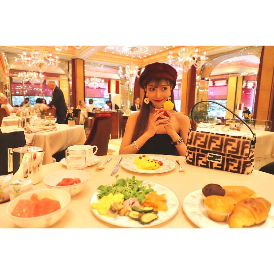 明日花キララのインスタグラム：「ホテル可愛いしおいしい🏨🍳 . #principedisavoia #テーブルに鞄は撮影した数分だけです」